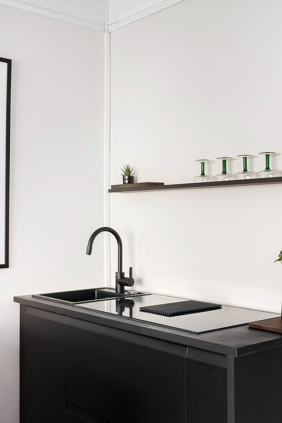 Kjøkkeninnredningen var ny i 2023 og har integrerte hvitevarer som platetopp med ventilator, stekeovn og kjøleskap. Grohe blandebatteri med uttrekkbart armatur. Galleribilde