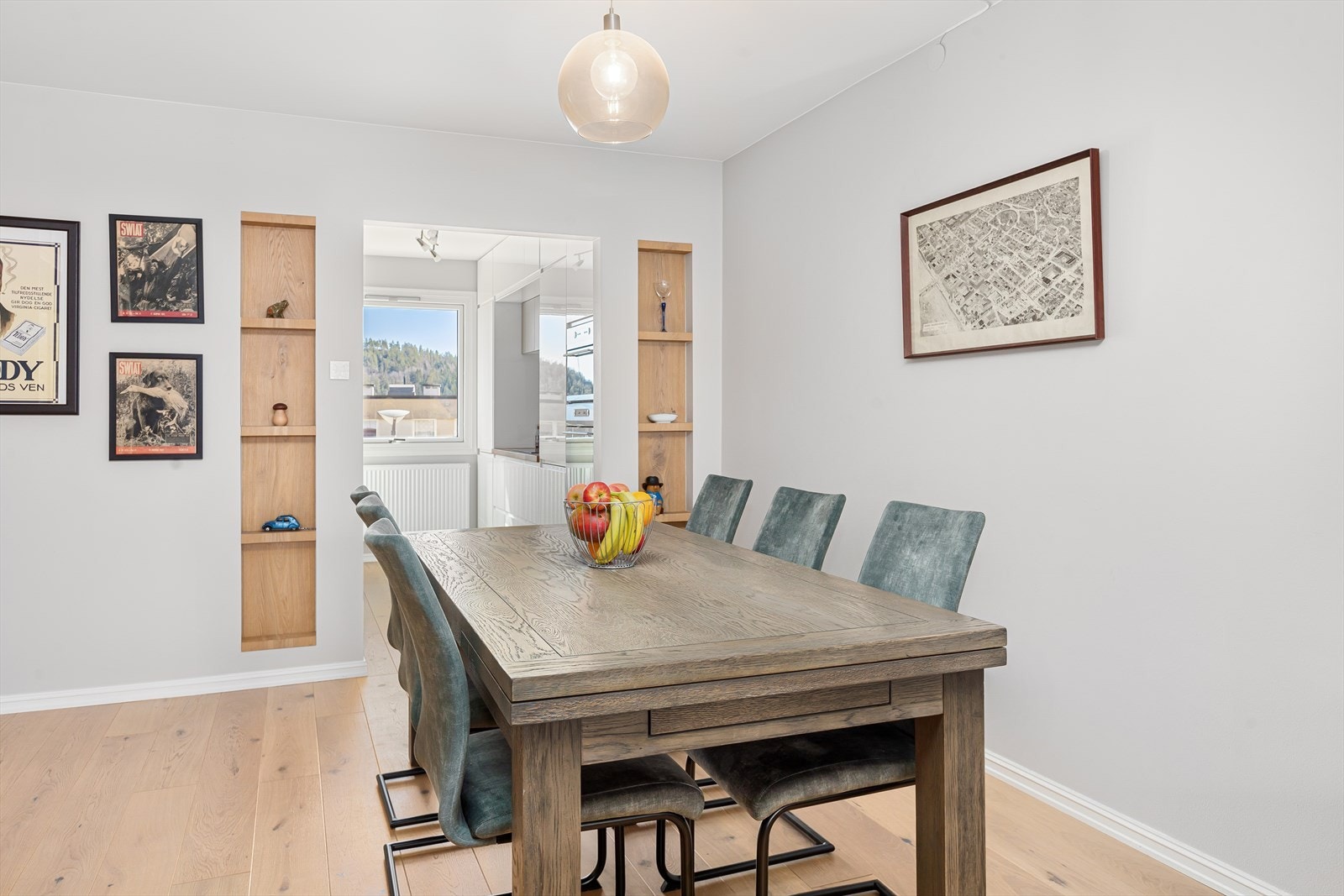 Spisestuen kan plasseres i god tilknytning til kjøkken. Flotte detaljer med integrerte vegghyller Galleribilde