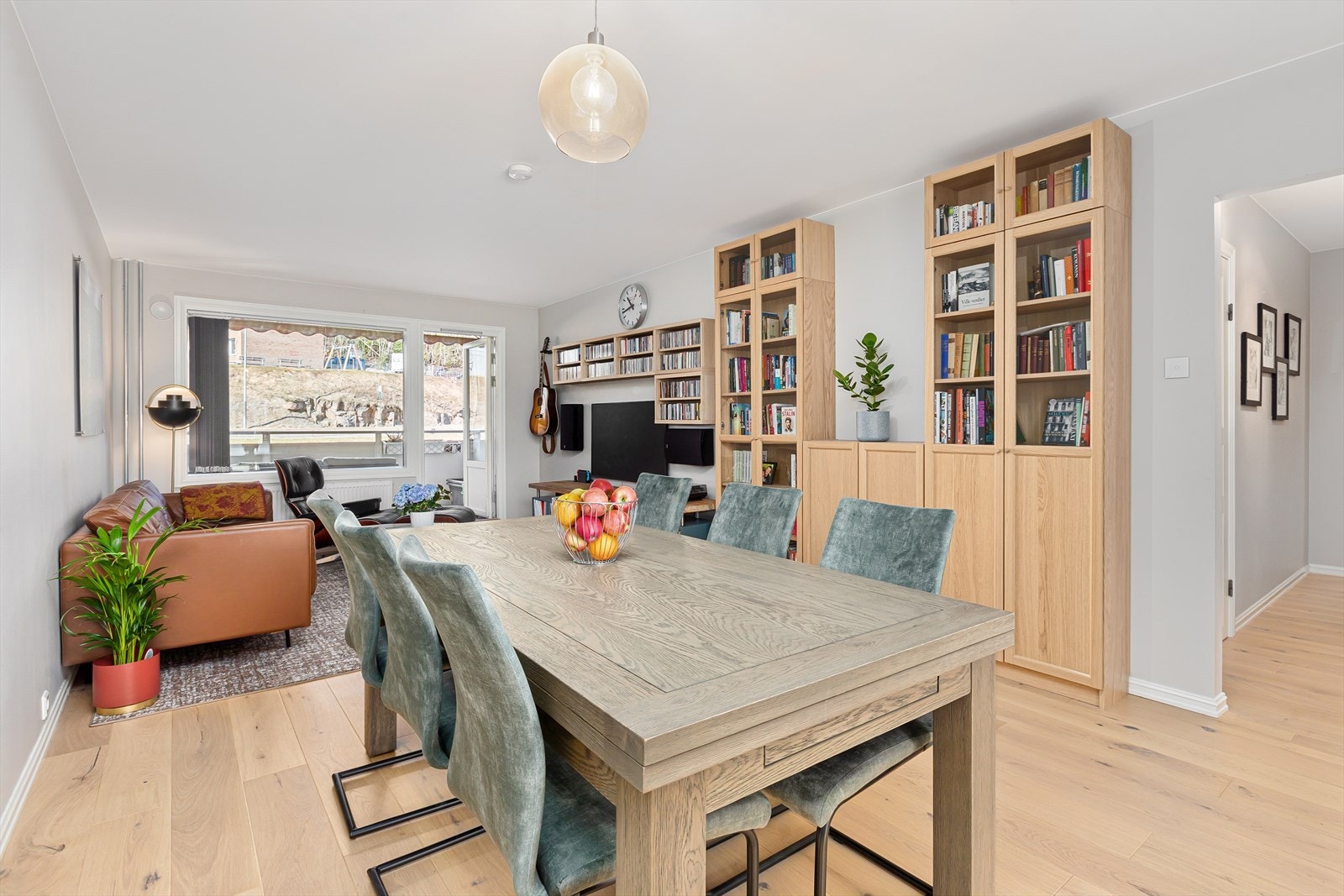 Lys og pen stue med mye naturlig lysinnslipp Galleribilde