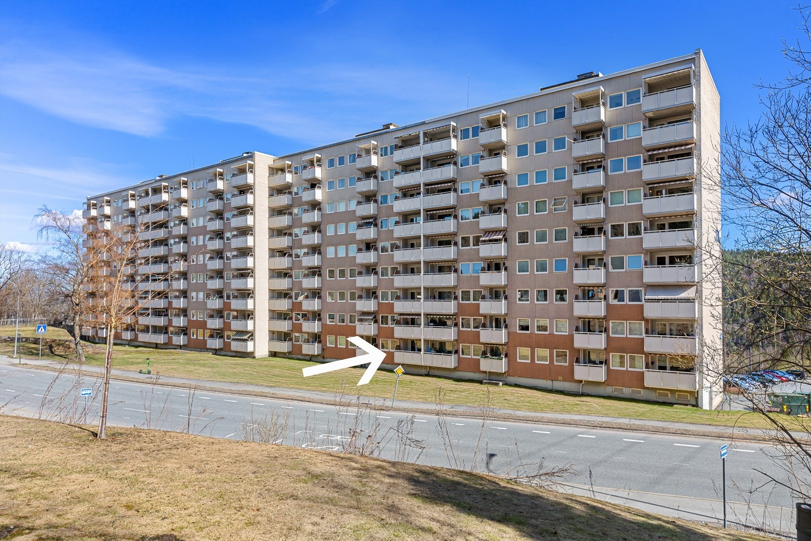 Dette er en pen 3-roms andelsleilighet i 1. etasje i høyblokk på Fjell Galleribilde