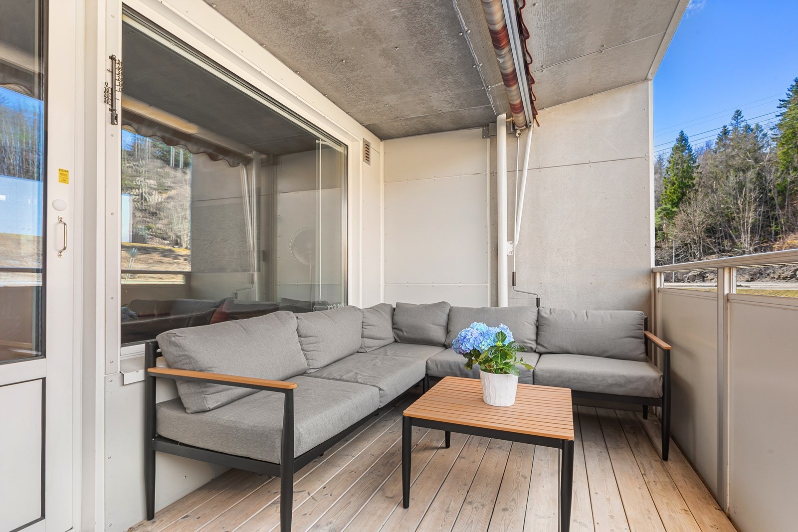 Fra stuen er det utgang til solrik overbygget balkong med markise Galleribilde