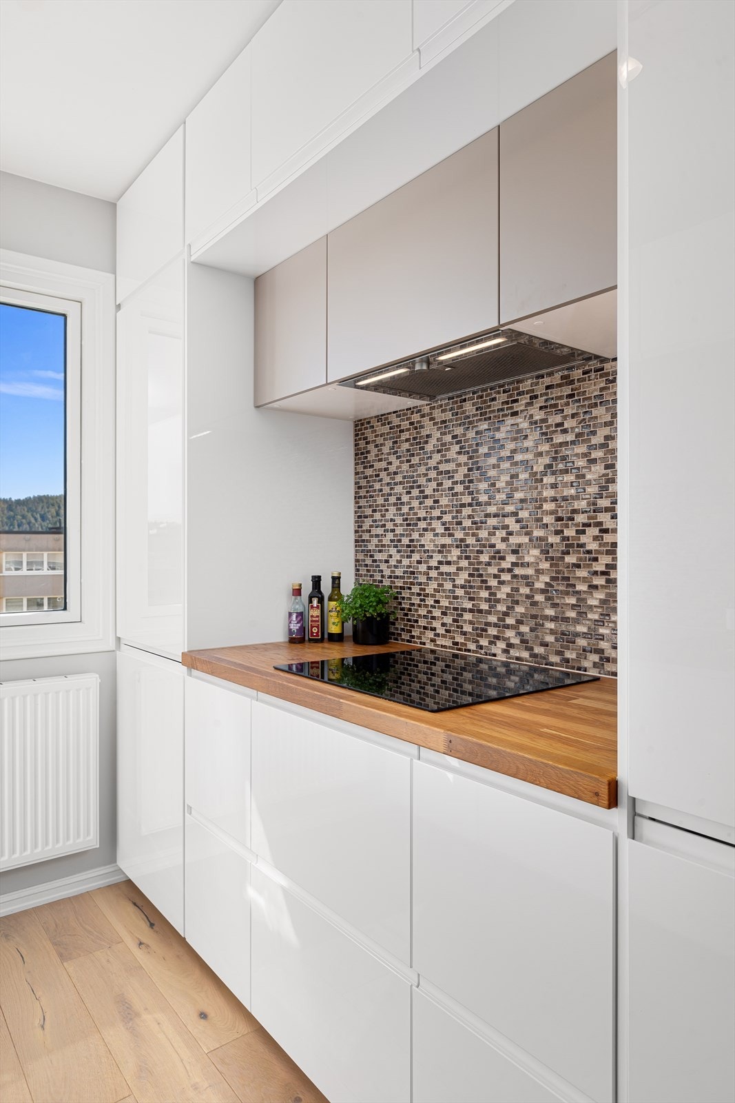 Helintegrerte hvitevarer bestående av komfyr/induksjonstopp, kjøl/frys, oppvaskmaskin og micro Galleribilde