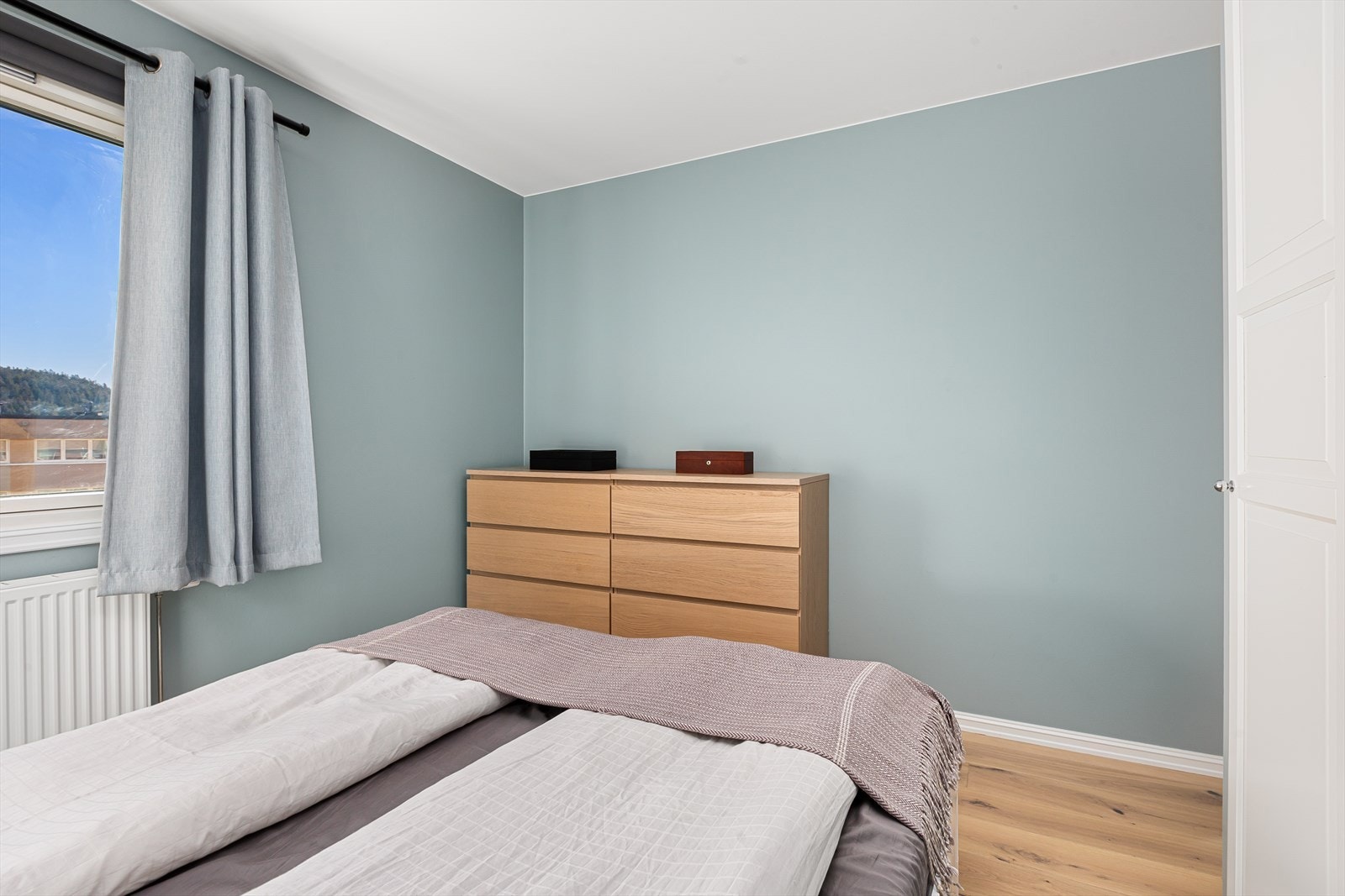 Det er god plass for å innrede garderobe etc Galleribilde