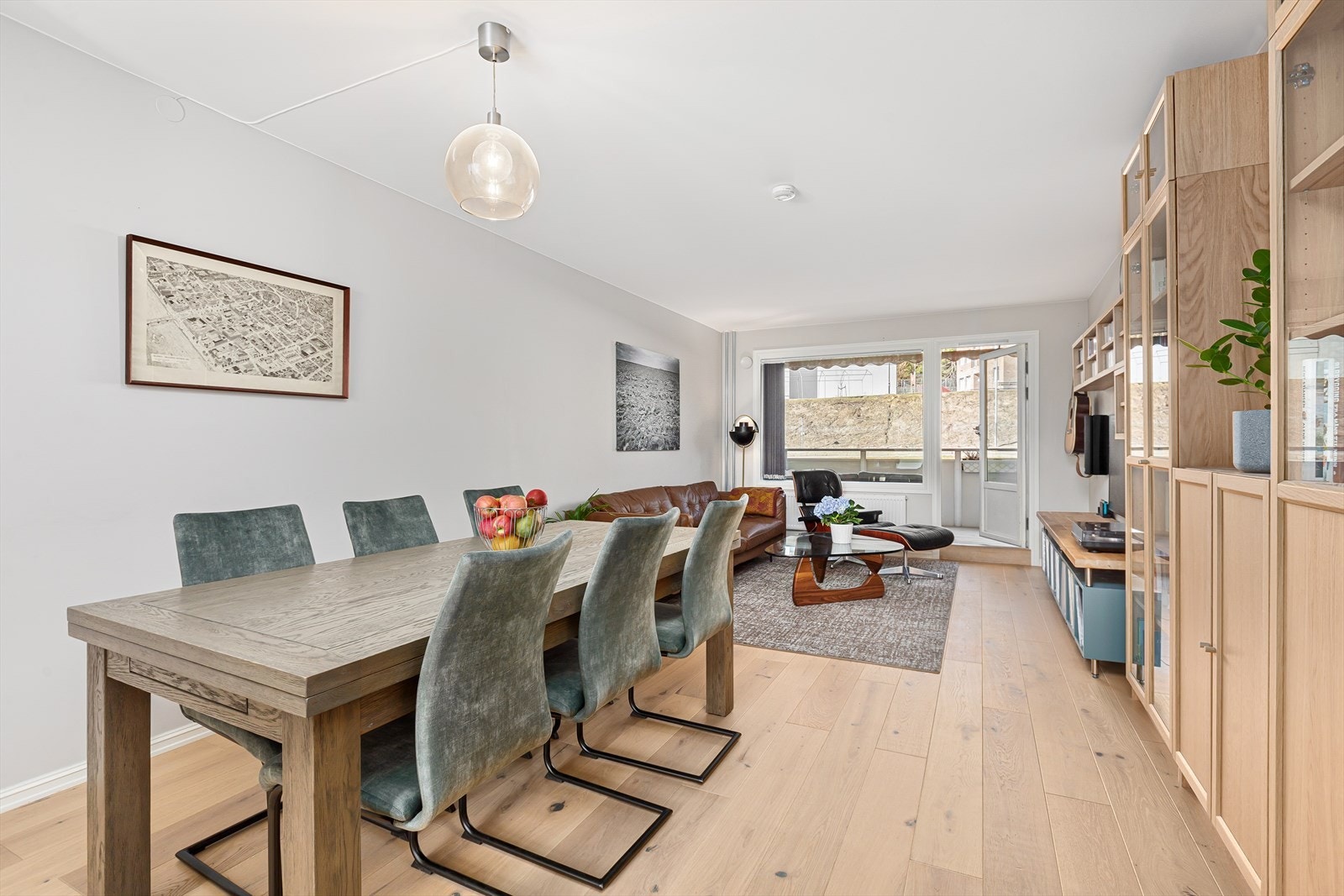 God plass til sofagruppe med tilhørende møblement i tillegg til spisestue Galleribilde