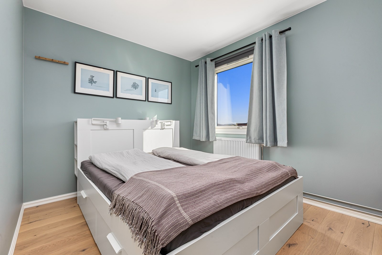 Det er totalt 2 romslige soverom i leiligheten. Hovedsoverom har god plass til dobbeltseng og annen innredning Galleribilde