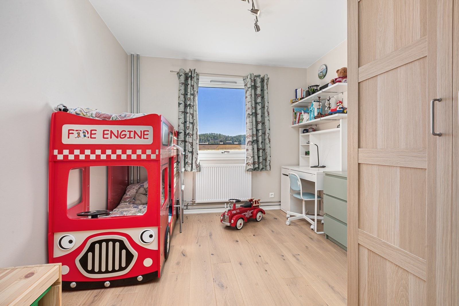 Soverom 2 er innredet som barnerom og har garderobeskap som medfølger handelen Galleribilde
