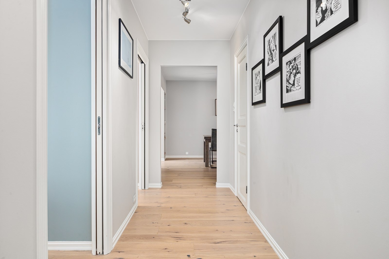 Leiligheten har gjennomgående samme gulv i leiligheten unntatt på bad og i entré. I tillegg er det skyvedører bortsett fra dør inn til bad Galleribilde