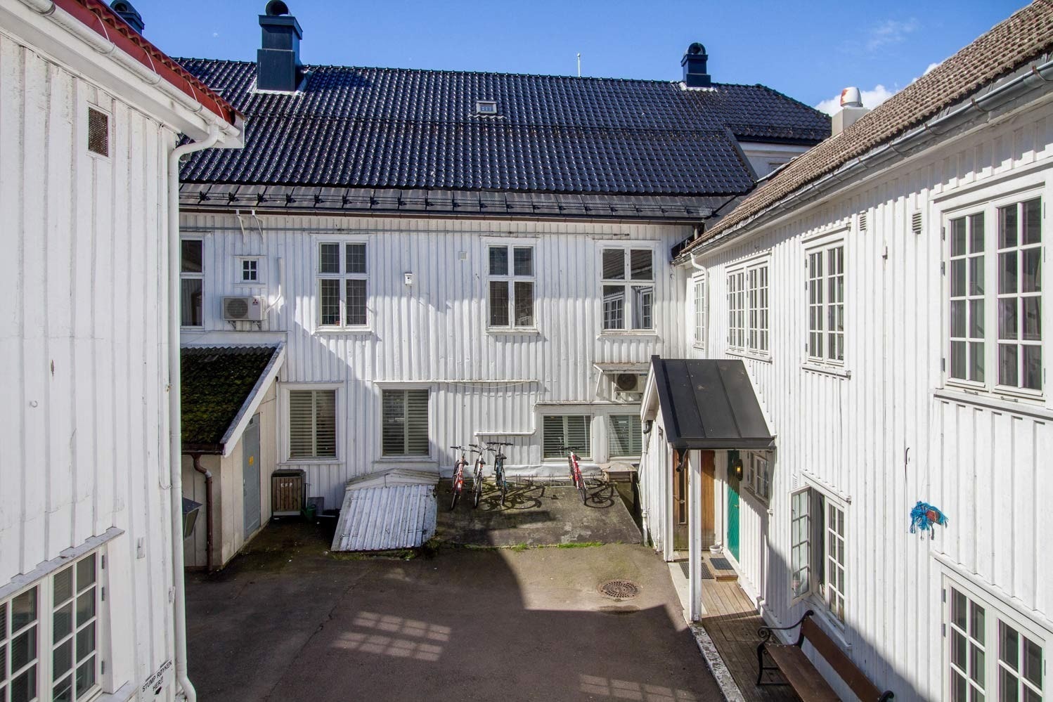 Inngang fra rolig bakgård. Galleribilde