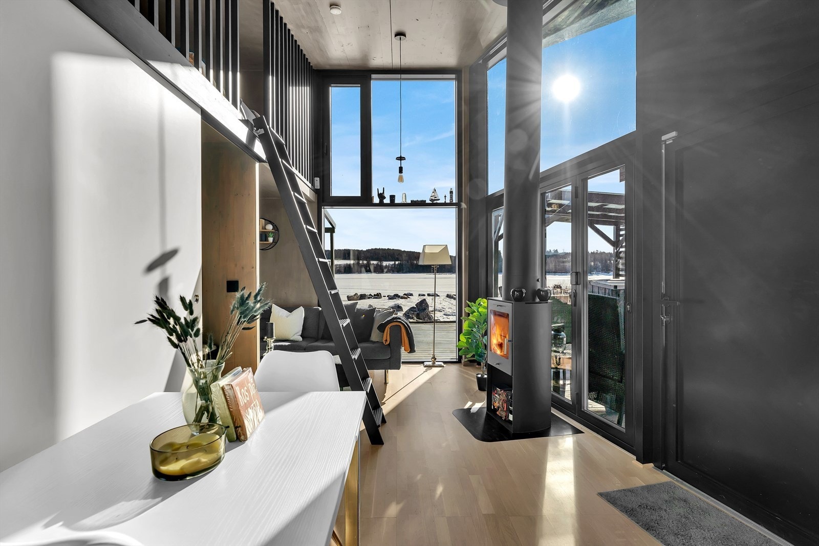 Mellom kjøkken og stue-del gis det plass til kjøkkenbord. Galleribilde