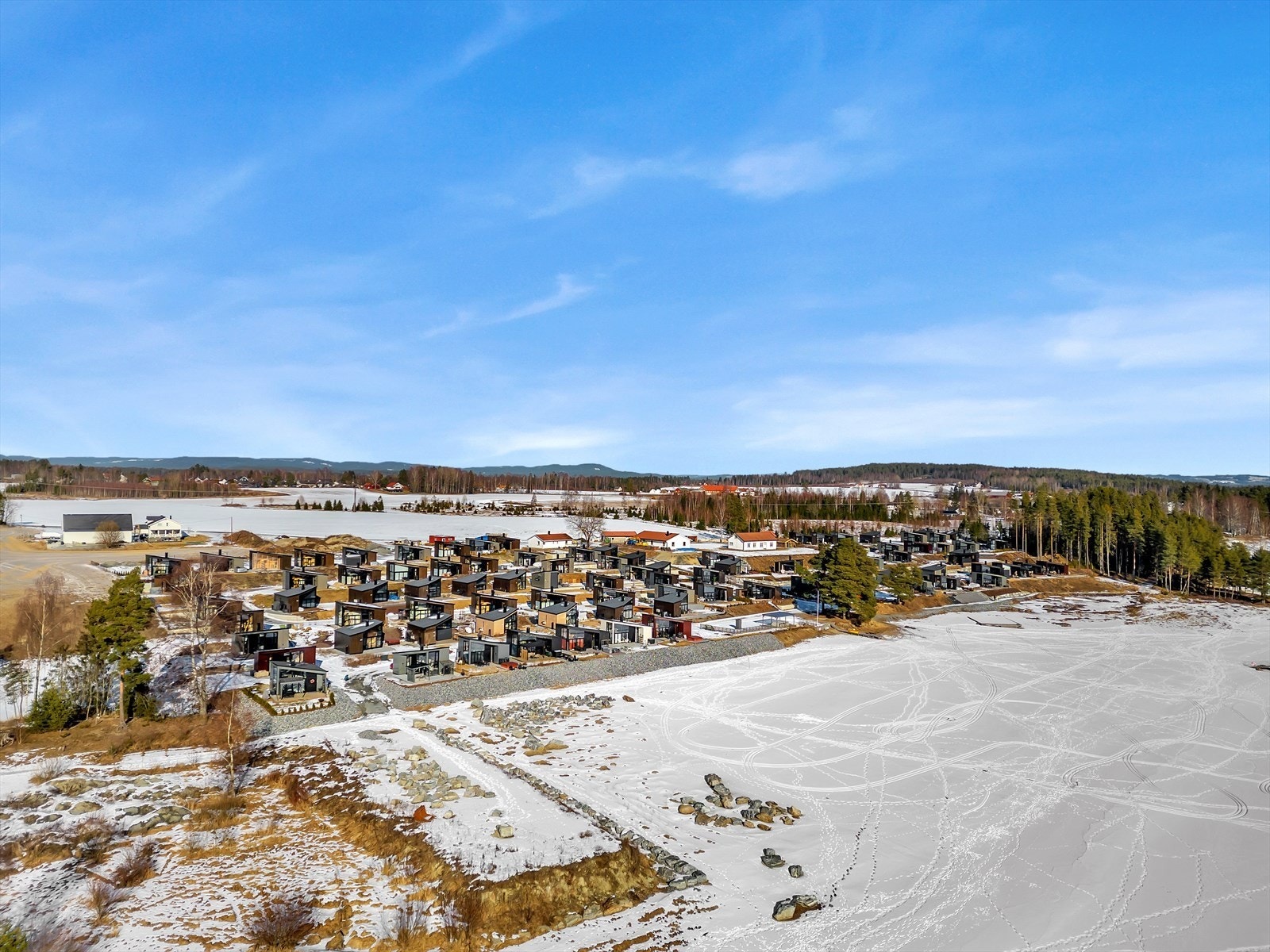 Hytta ligger i et nyere hytteområde langs Glommas bredde, kun 45 minutter fra Oslo. Galleribilde