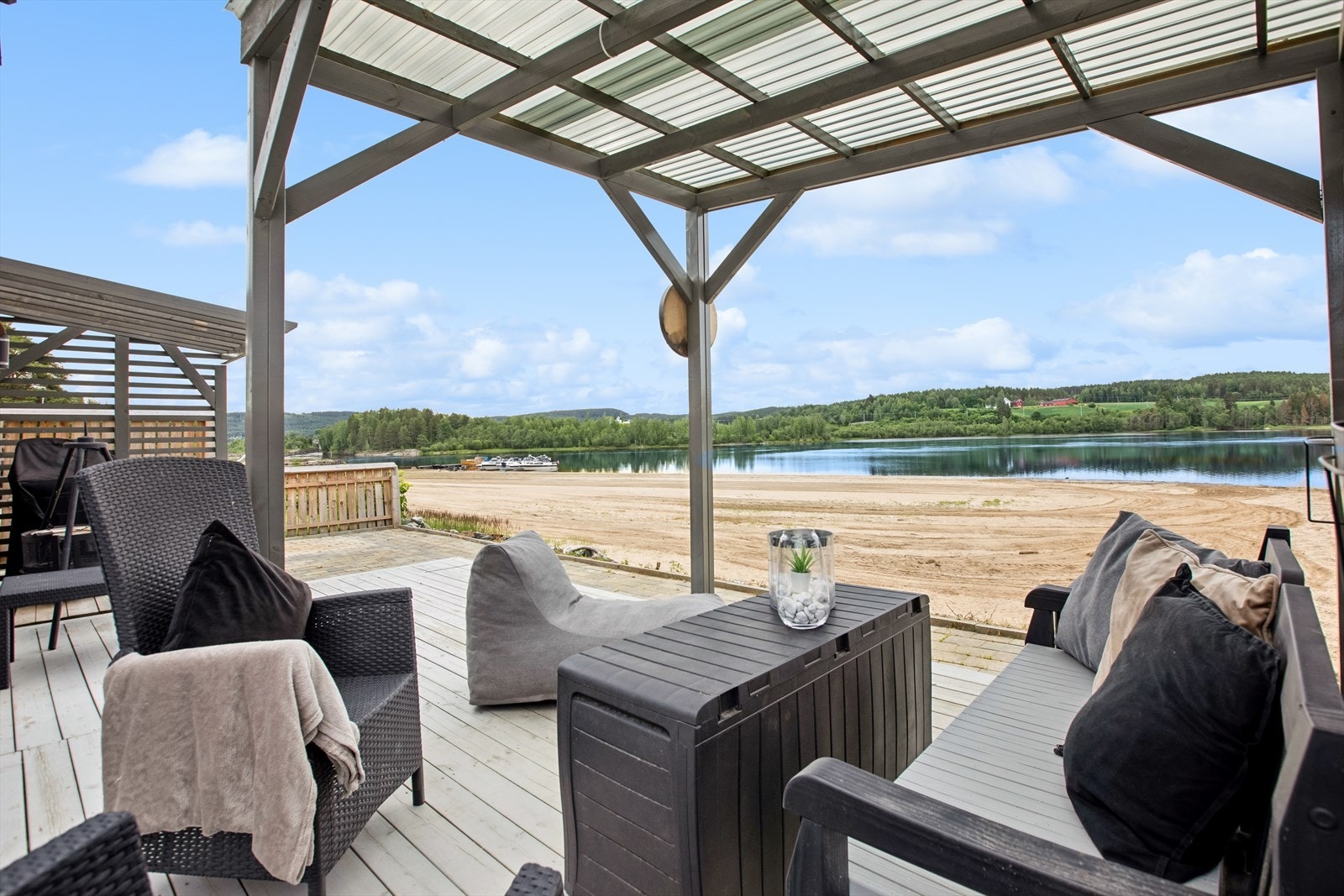 Her er det plass til hyggelig sittegruppe hvor du kan nyte solen på sommeren. Galleribilde