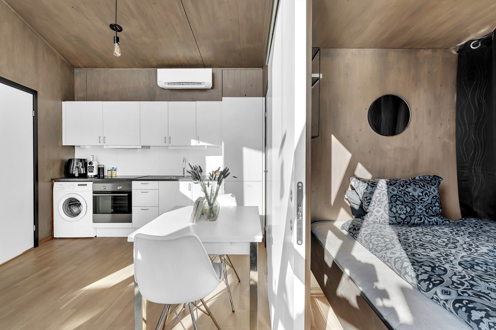 Sovealkove praktisk plassert bak skyvedører. Galleribilde