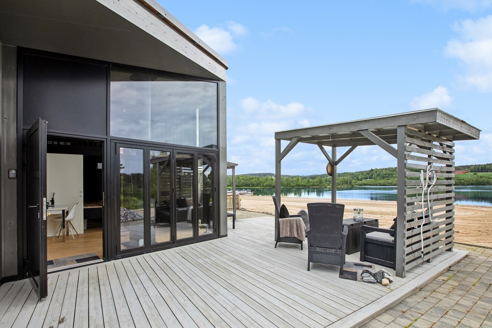 Hytta har god intern beliggenhet på hyttefeltet, i nederste rekke mot stranda. Galleribilde