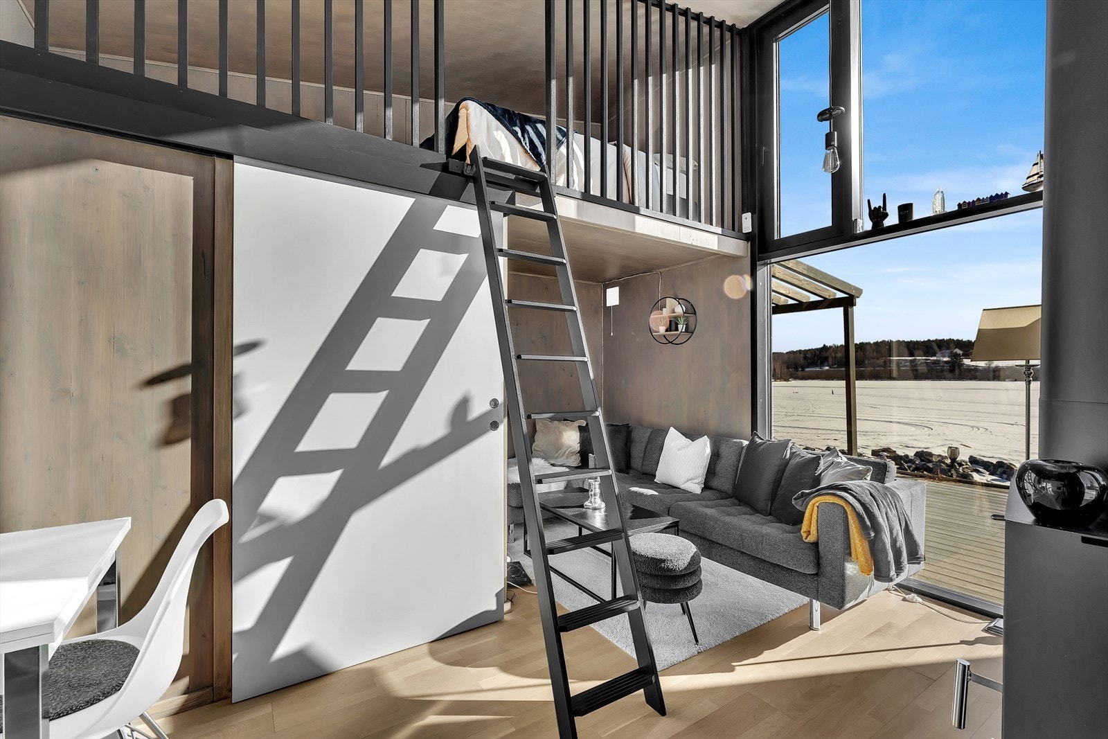 Adkomst til sovealkove via skyvedører og stige opp til hemsen. Galleribilde