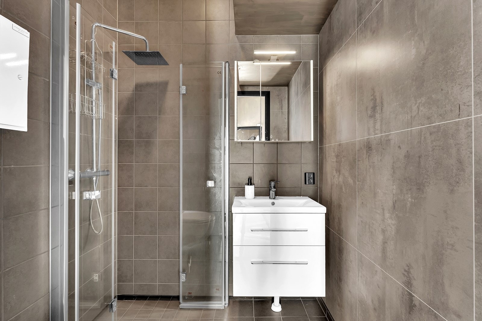 Delikat flislagt bad med gulvvarme fra elektriske varmekabler. Galleribilde