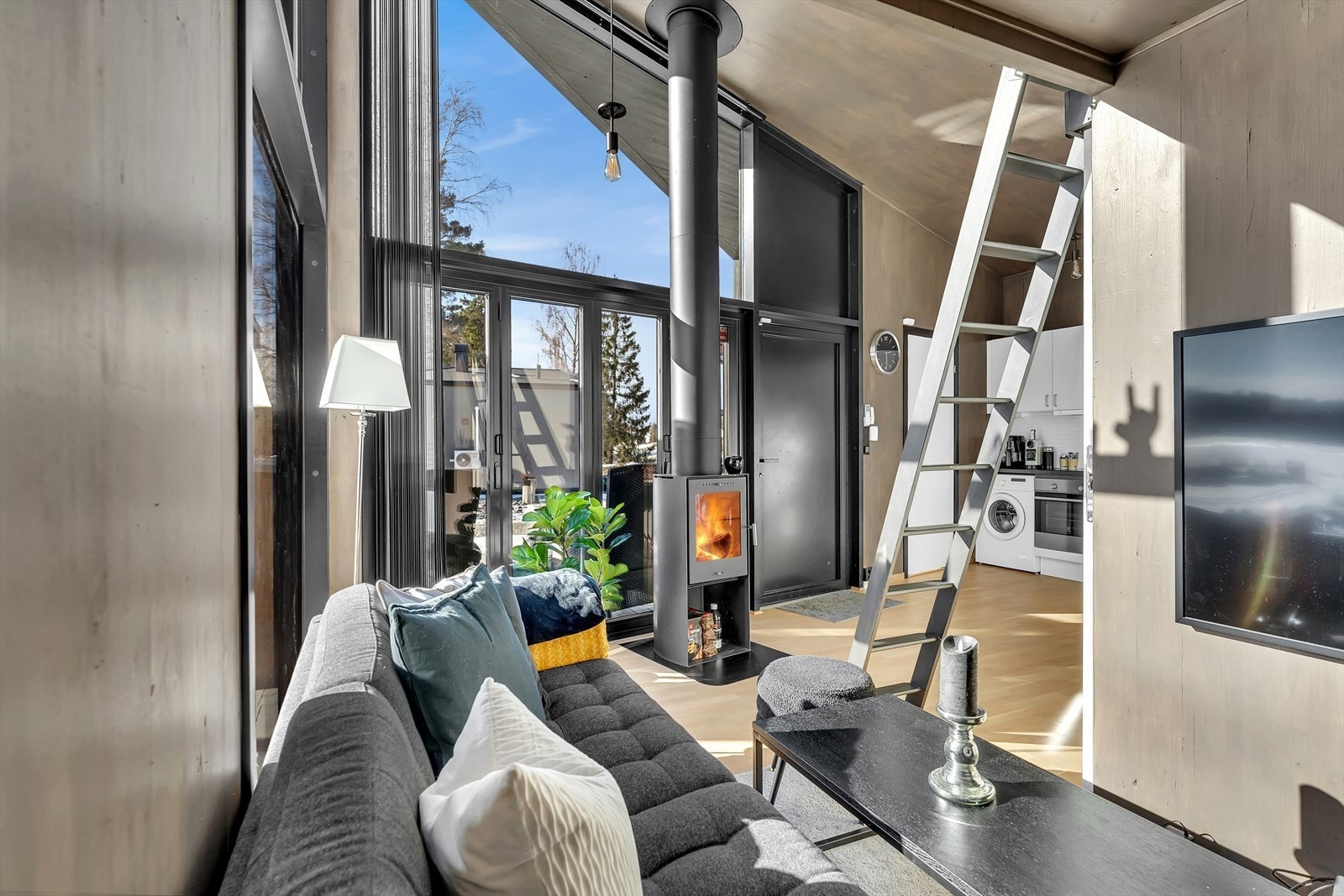 Hytta kan brukes hele året med oppvarming fra varmepumpe og peis. Galleribilde