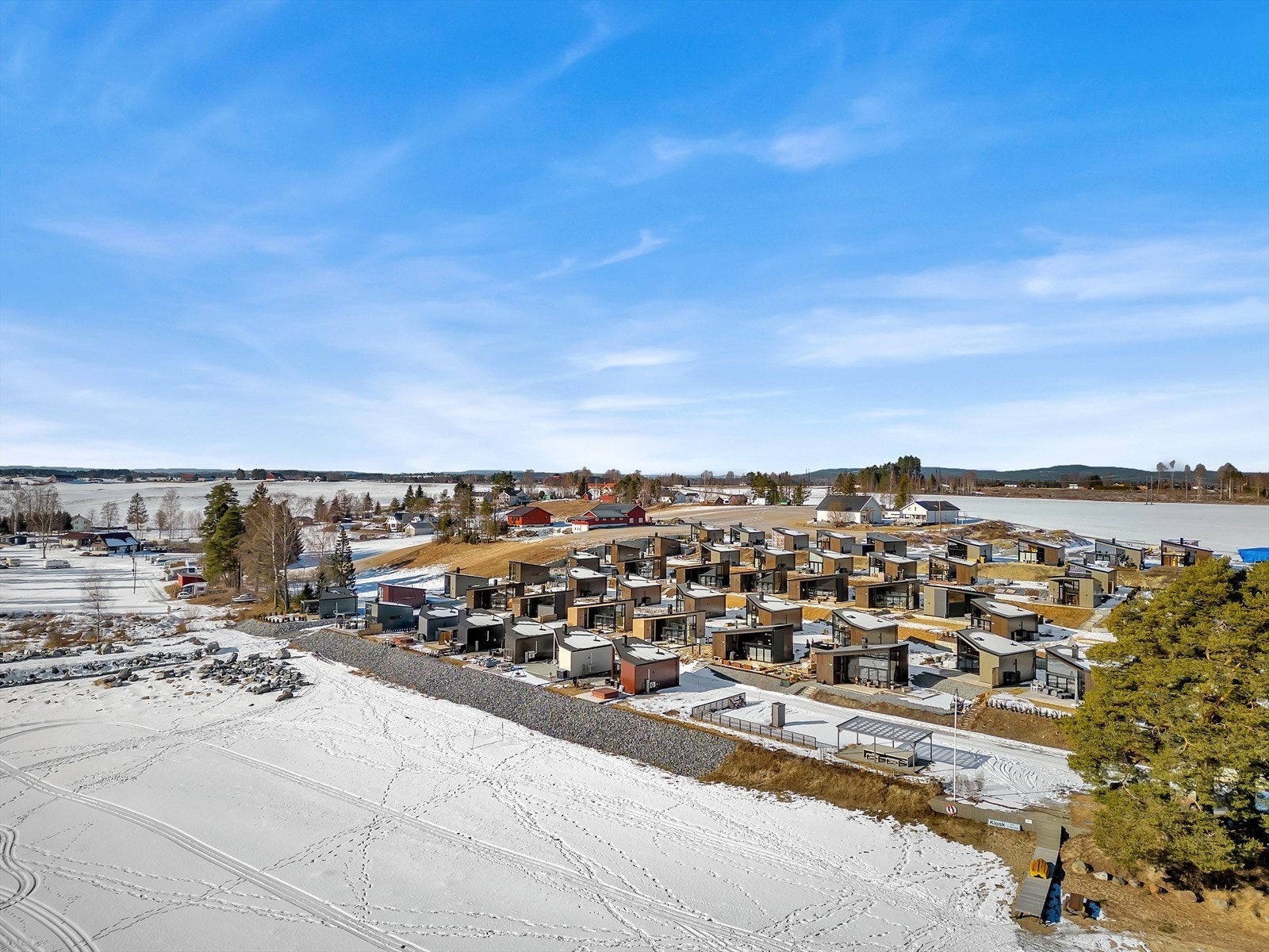 Eiendommen er del av Nes Strandhager, et prosjekt som består av 97 helårshytter. Galleribilde