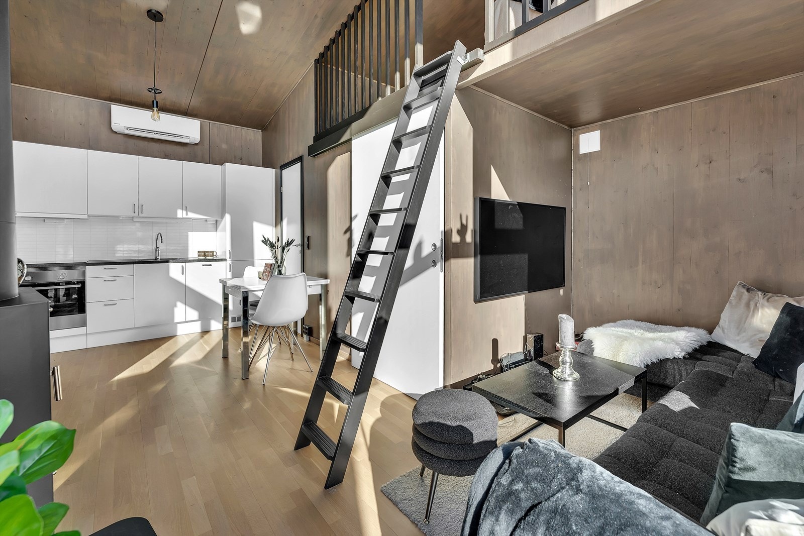 I motsatt enda ligger kjøkkenet i en åpen løsning, noe som skaper en sosial og luftig atmosfære. Galleribilde