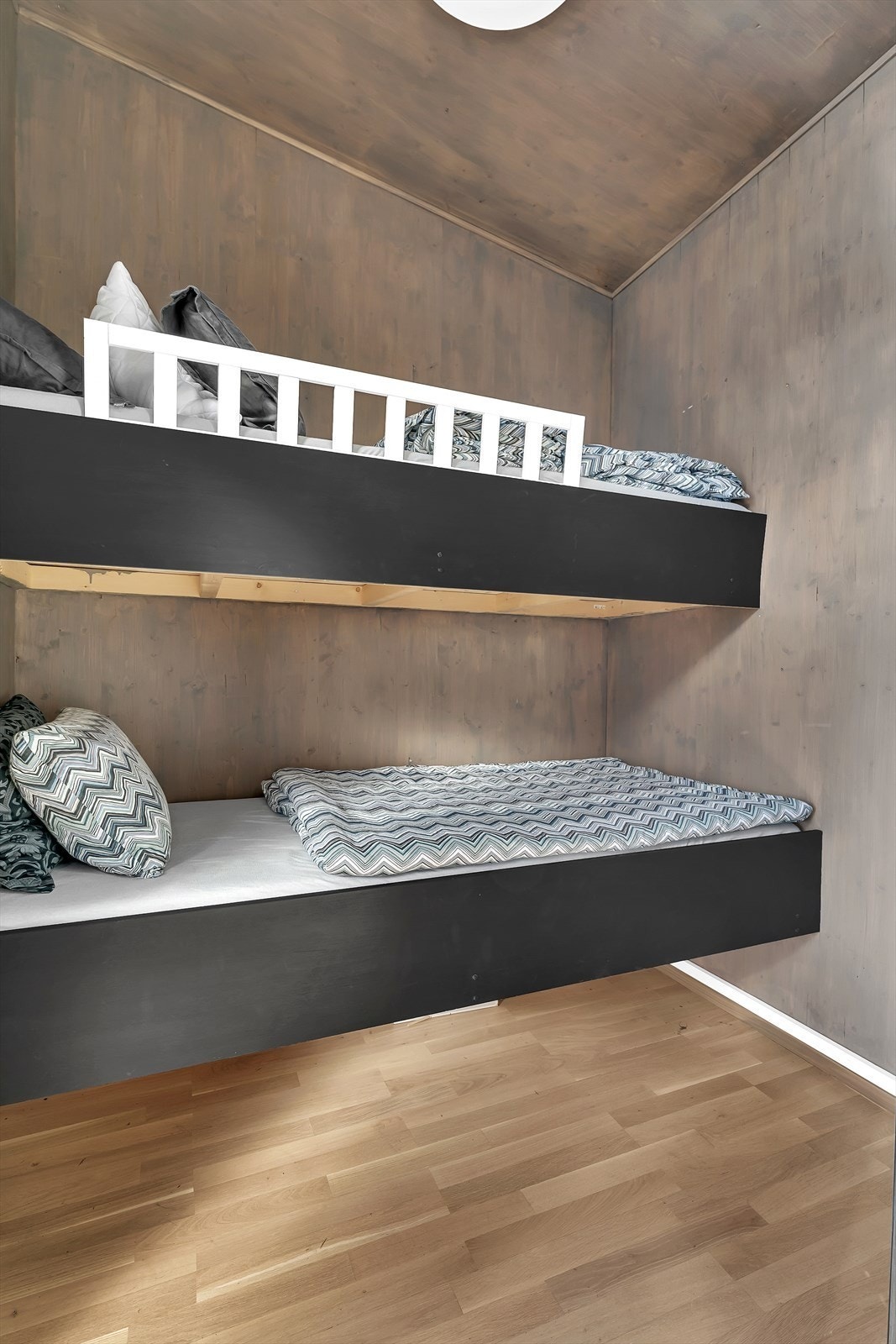 Soverommet ligger på motsatt side og er utstyrt med køyesenger. Galleribilde