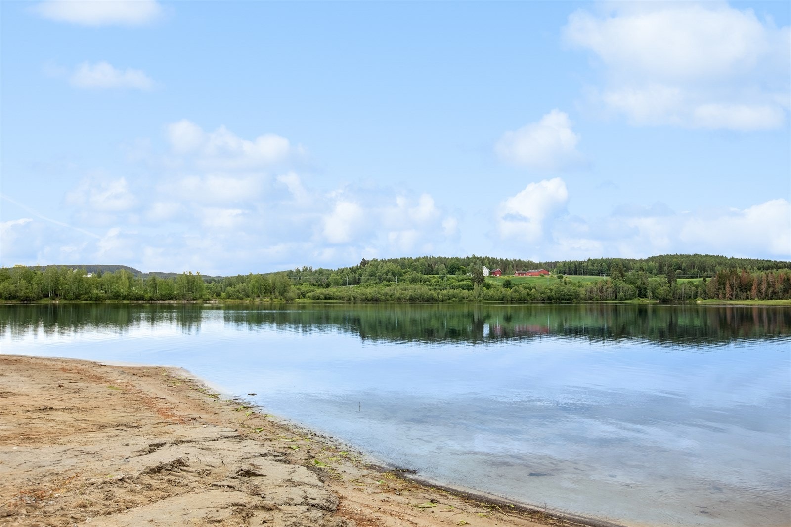 Her er det kort vei til stranda med fine badeplasser og utsikt. Galleribilde