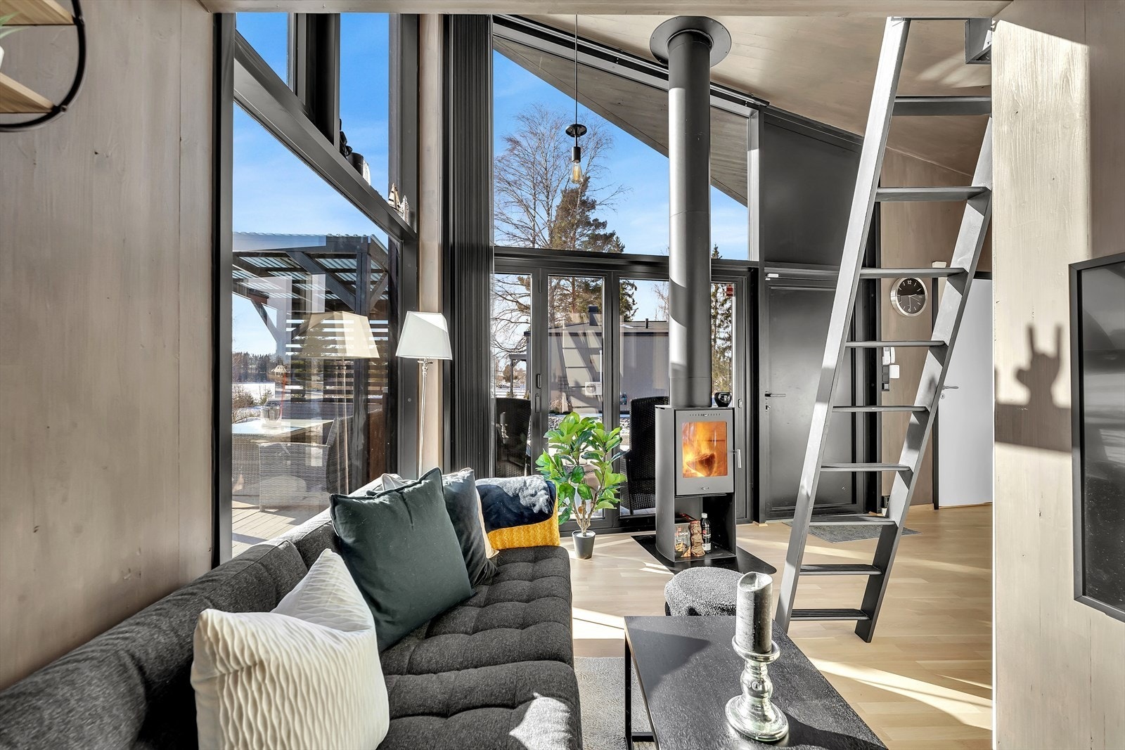 Videre inn er det avsatt til TV-krok med plass til sofa. Galleribilde