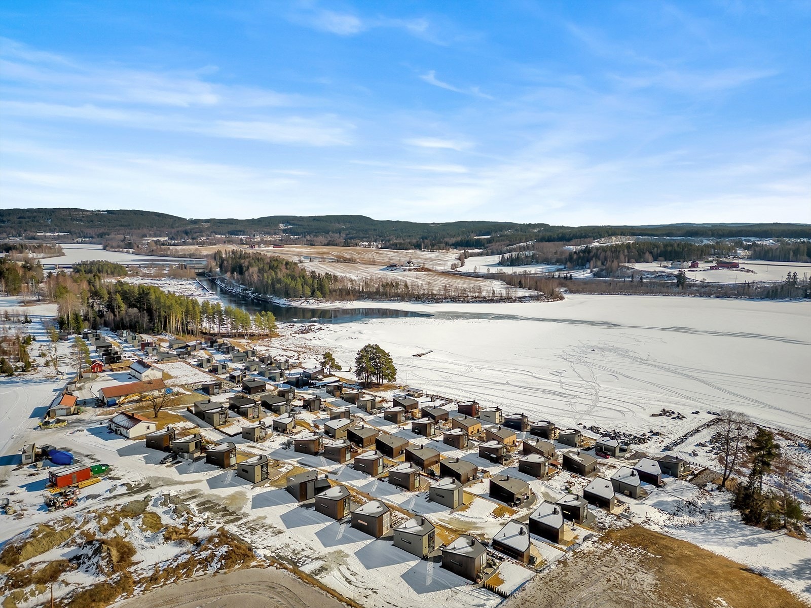Det medfølger parkeringsplass på toppen av feltet, med egen avsatt plass for gjesteparkering. Galleribilde