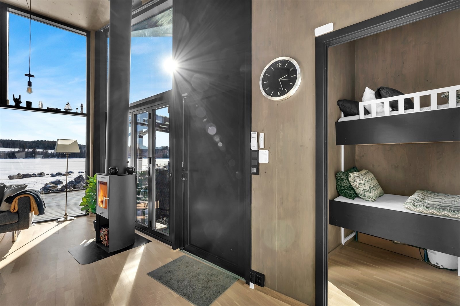 Velkommen inn i en hytte som kombinere stil og moderne komfort. Galleribilde