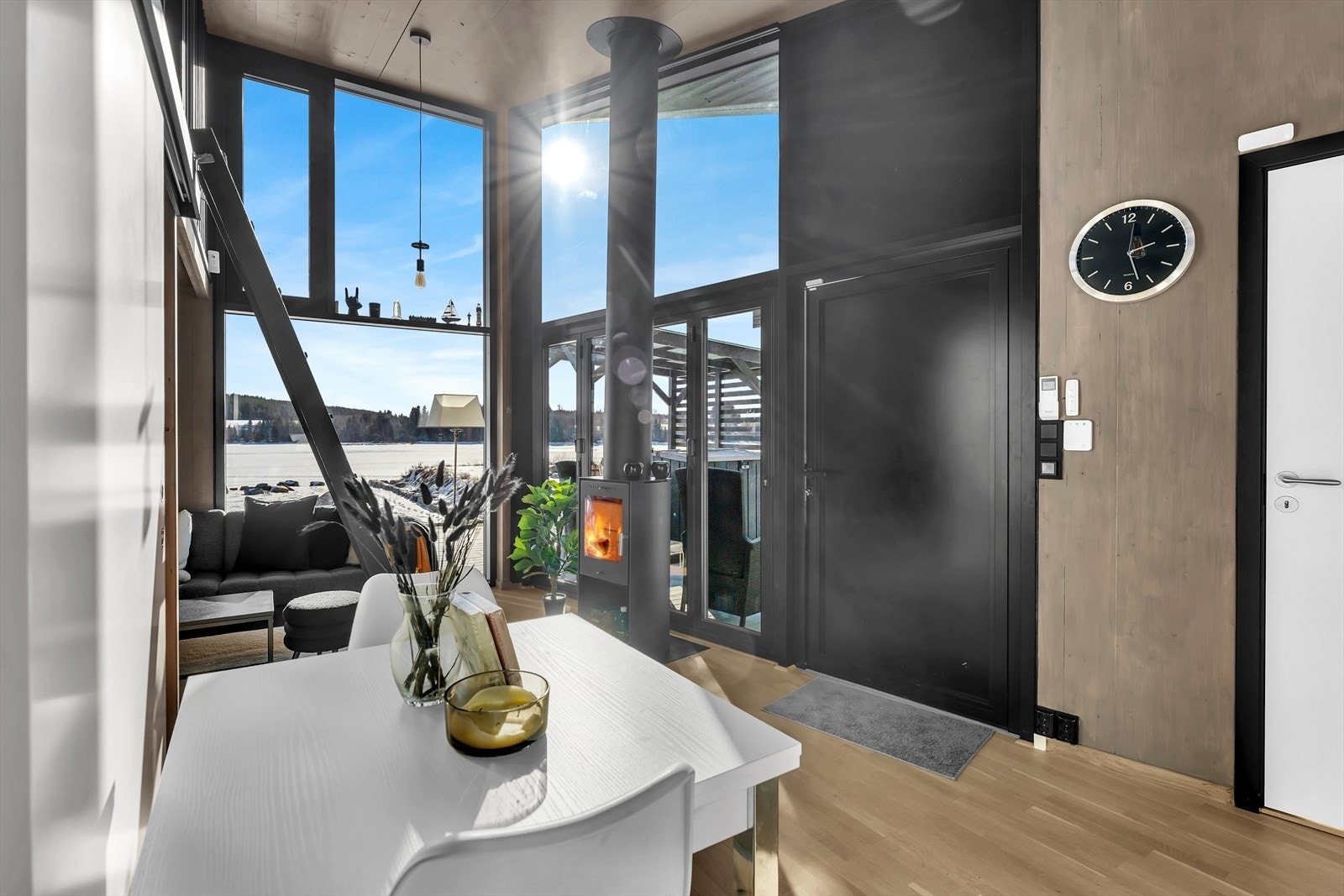 Innvendig har hytta en arealeffektiv utforming med rikelig innslipp av naturlig lys gjennom store vindusflater. Galleribilde