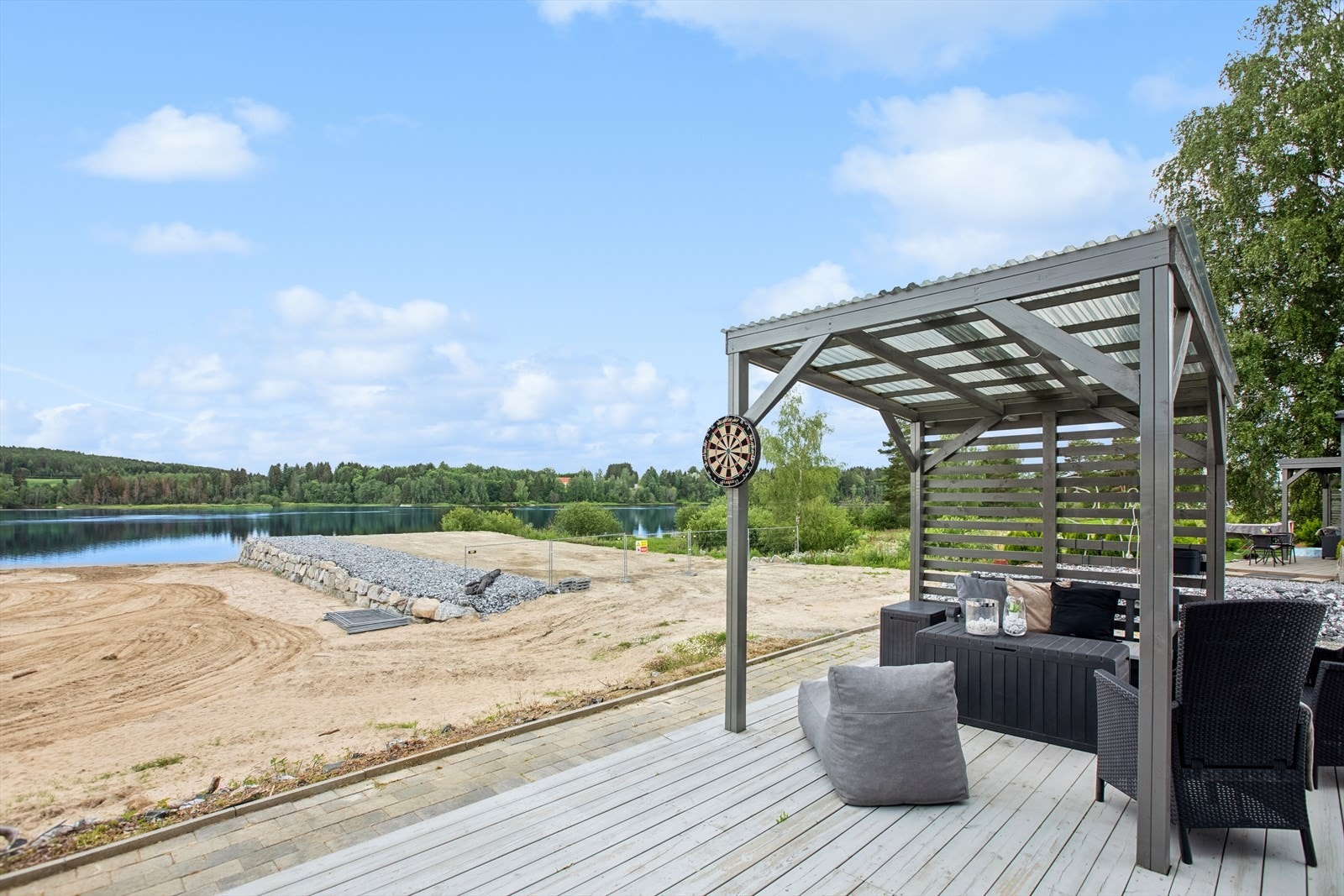 Det er planert for restaurant, scene og marina ved strandkanten. Galleribilde