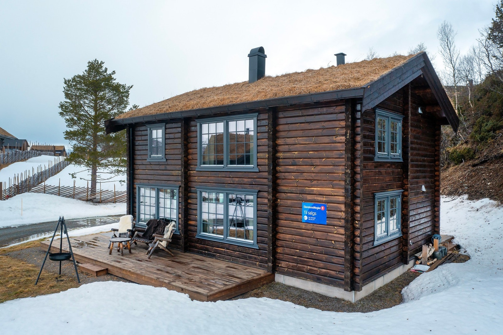 Terrasse på hele 35 kvm som strekker seg rundt store deler av hytta. Galleribilde