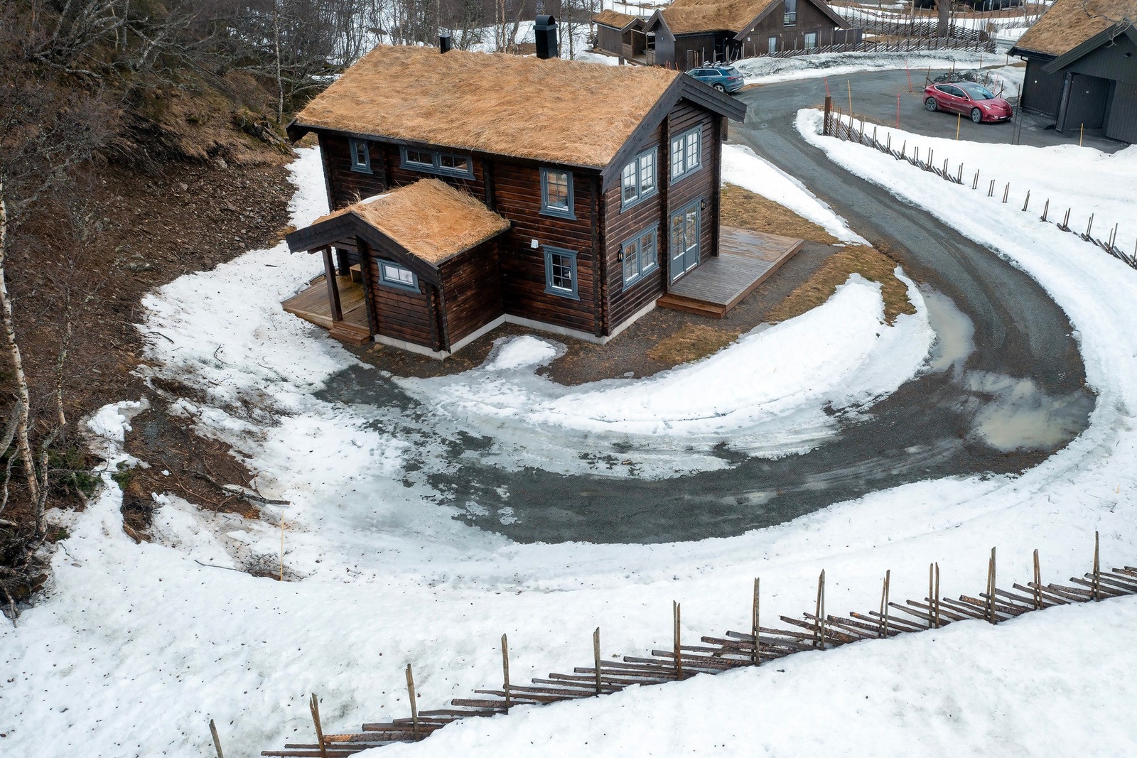 Tomten er på ca. 930,8 kvm. Parkering på egen tomt. Galleribilde
