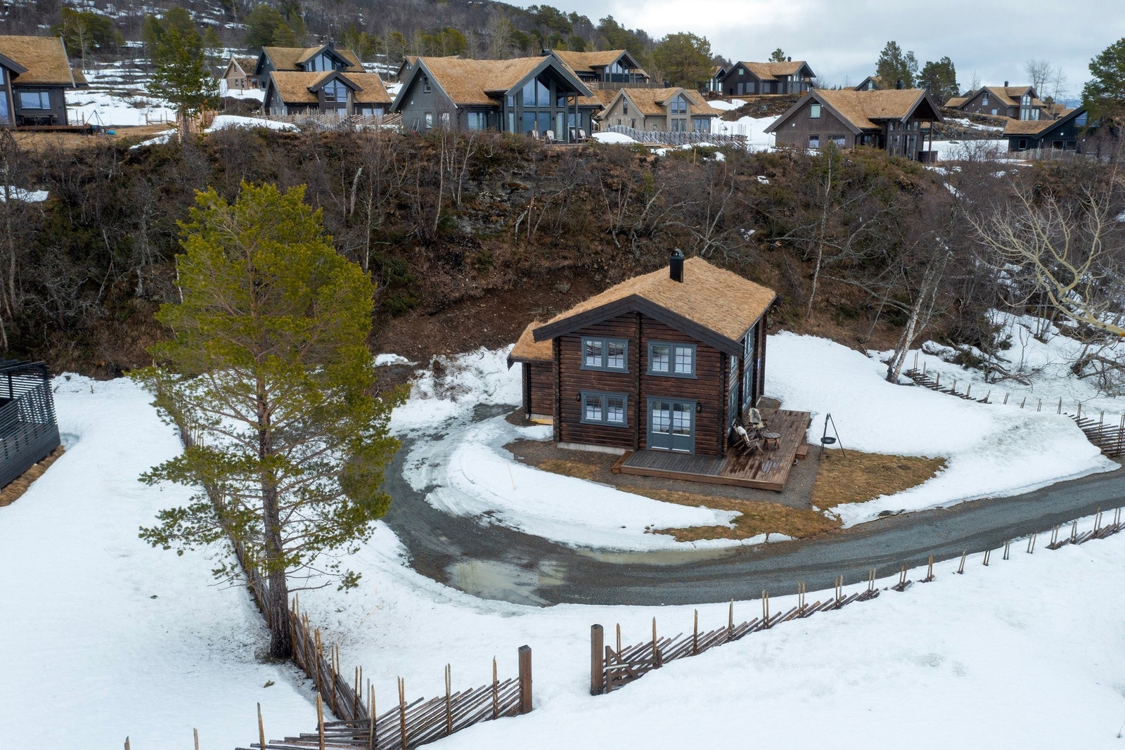 Gjevilvassdalen danner den østlige delen av Trollheimen, og er kjent for sine karakteristiske fjell. Denne dalen er et utmerket utgangspunkt for mange flotte turer, sommer som vinter. Milevis med oppkjørte skispor finnes i umiddelbar nærhet. Galleribilde