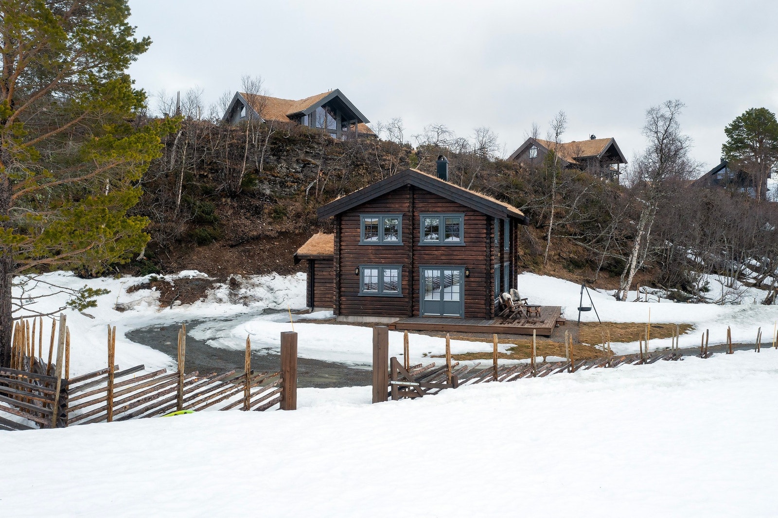 Fra eiendommen er det ca. 15 km til Oppdal sentrum med alle servicefasiliteter samt et av landets største alpinanlegg. Galleribilde