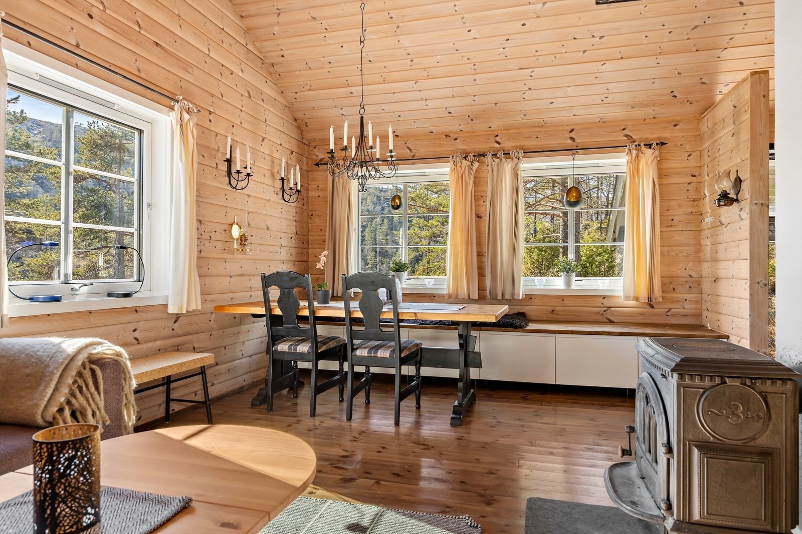 Stue med fastmontert langbenk som gir mange sitteplasser Galleribilde