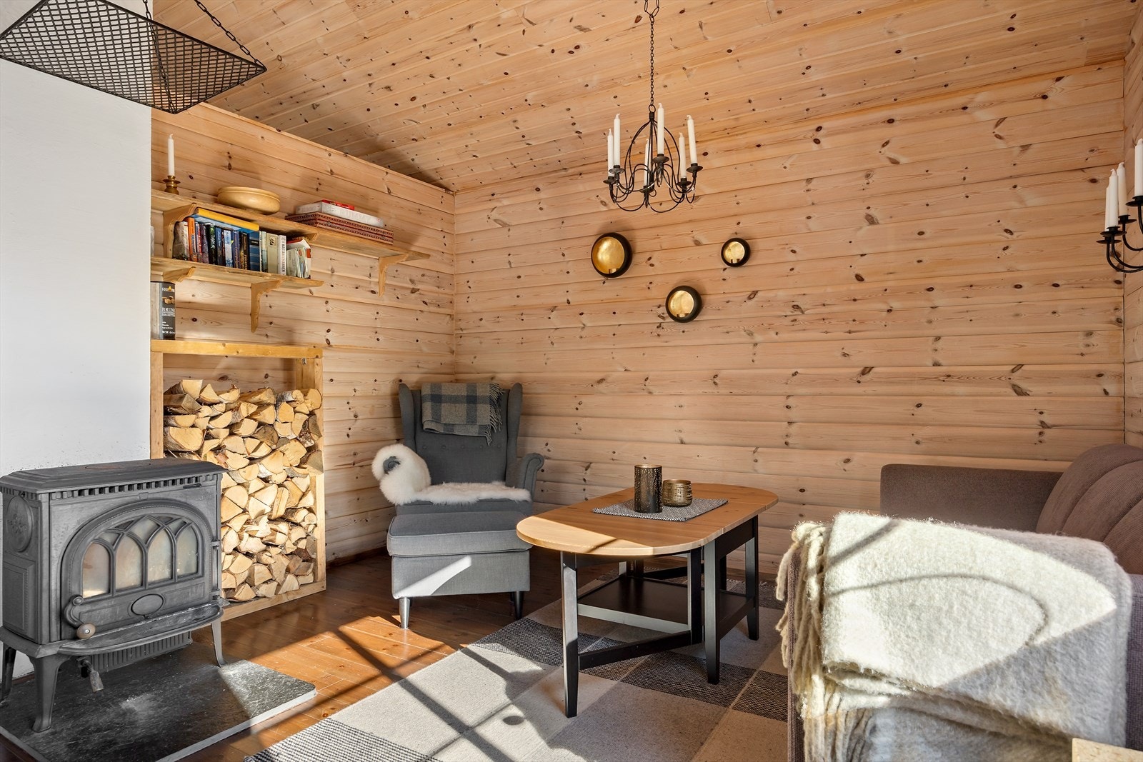 Stuen har vedovn for oppvarming og tørking av klær Galleribilde