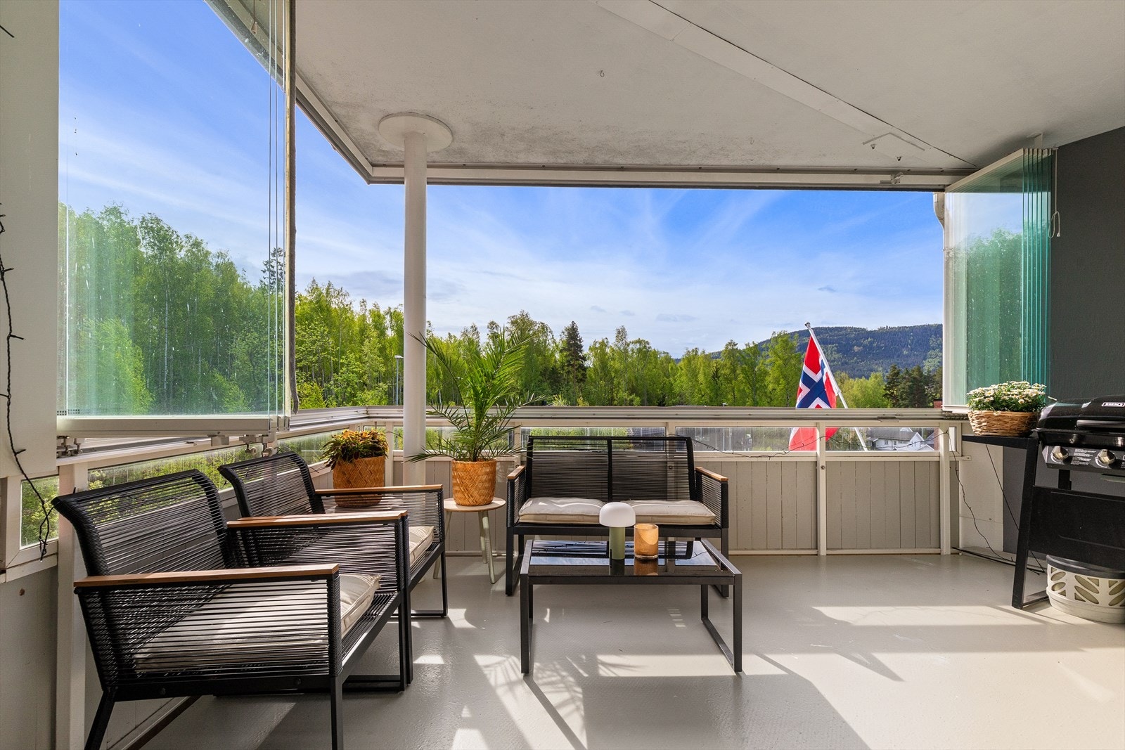 Dette er en lys og fin 3-roms med innglasset balkong Galleribilde