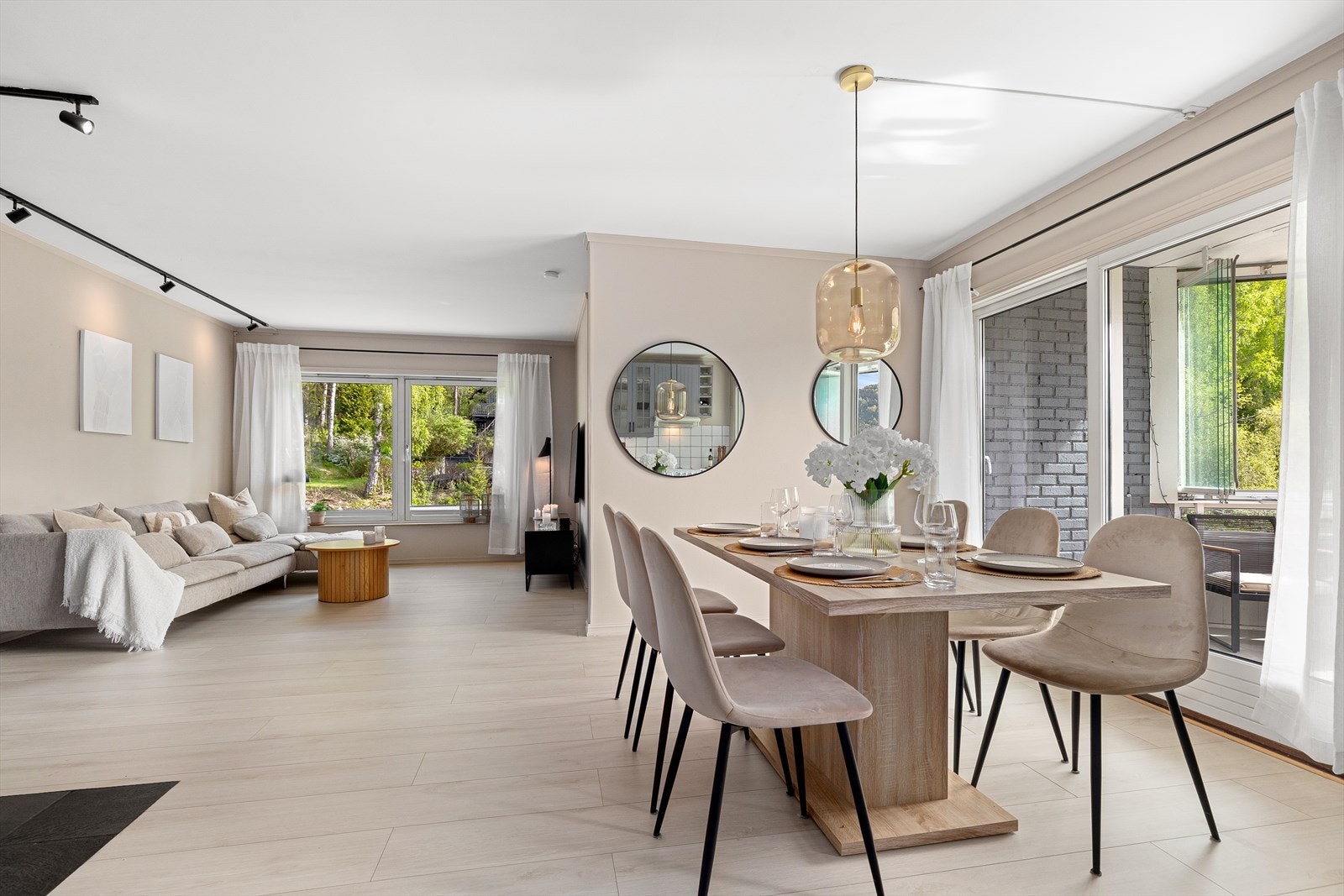 Rommet har videre naturlig møblering for sofadel Galleribilde