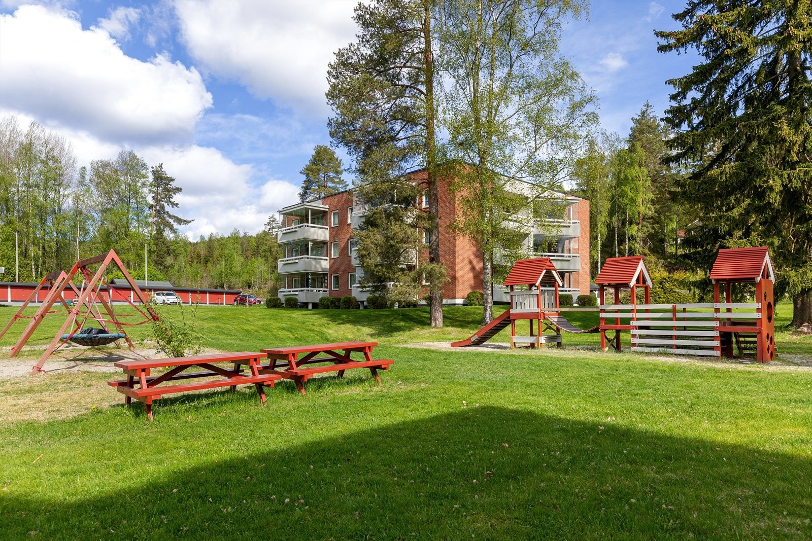 Uteområdene er grønne og fine - med nydelige turområder rett utenfor dørstokken Galleribilde