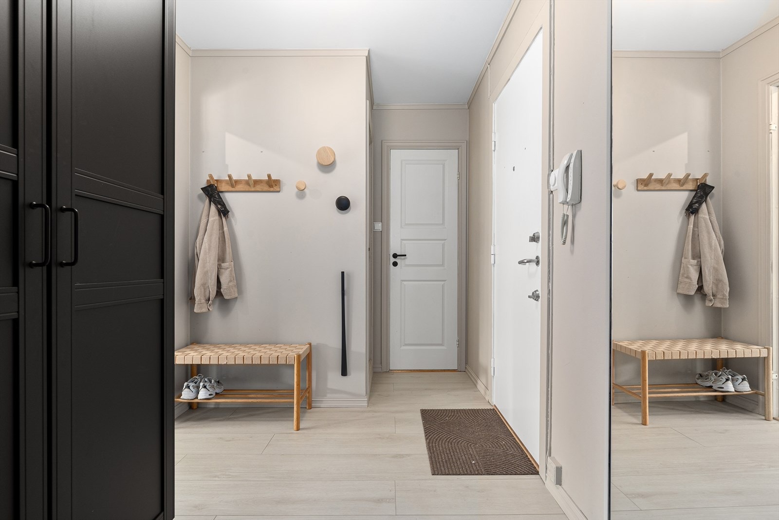 Velkommen hjem! Entré med god plass for å henge fra seg Galleribilde