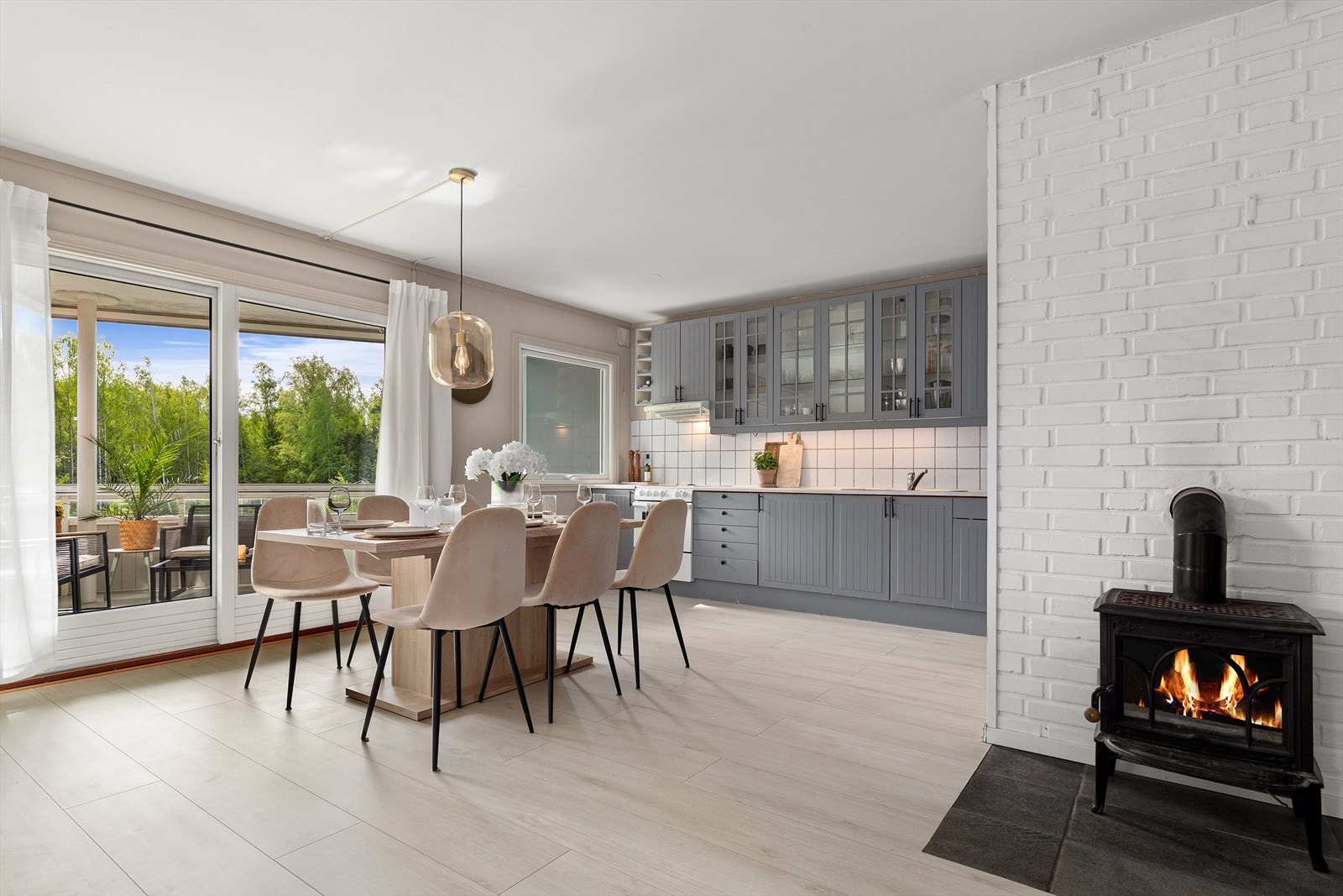 Inn fra entré kommer man inn til en lys og delvis åpen stue-/kjøkkenløsning Galleribilde