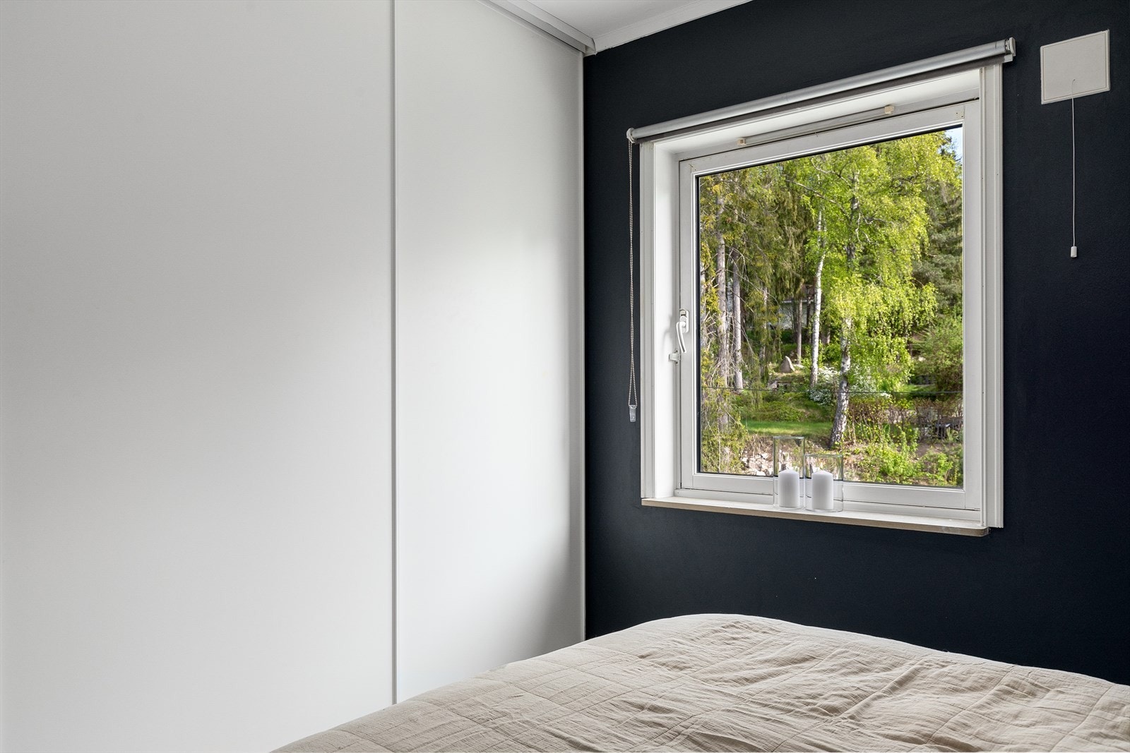 Hovedsoverom med godt med lagring i langsgående skyvedørsgarderobe Galleribilde