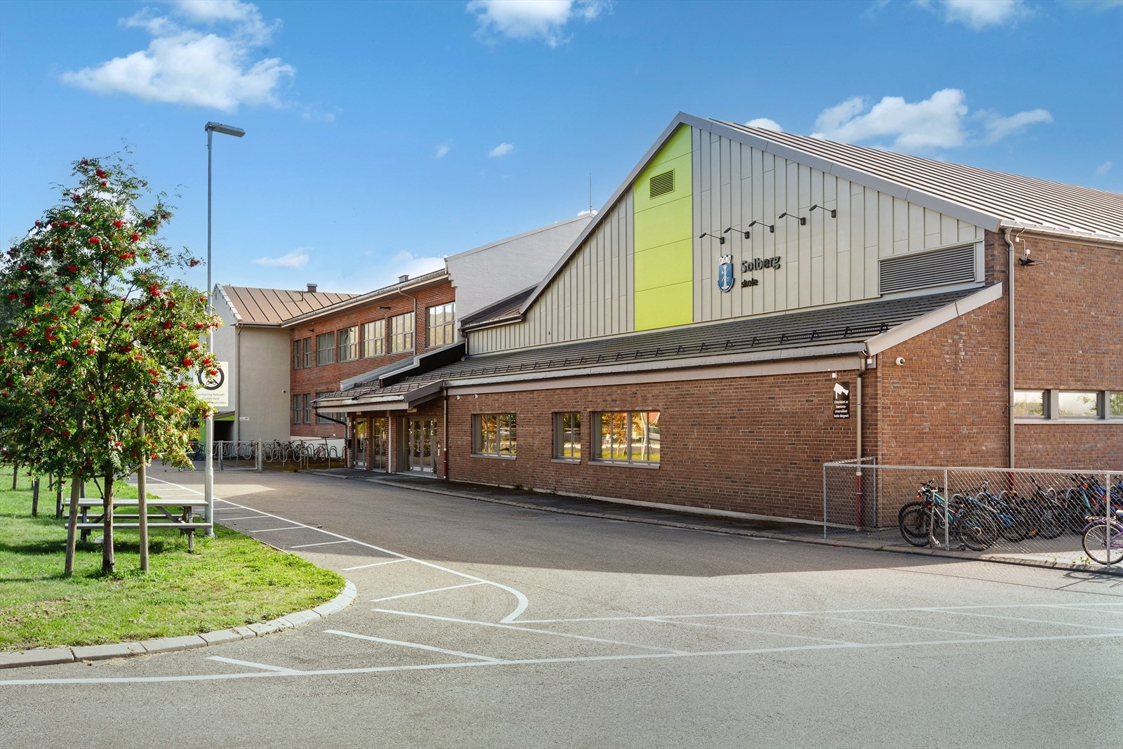 Eiendommen ligger i Solberg skolekrets med Killingrud ungdomsskole og Solberg barneskole som ligger sentralt i Solbergelva. Galleribilde