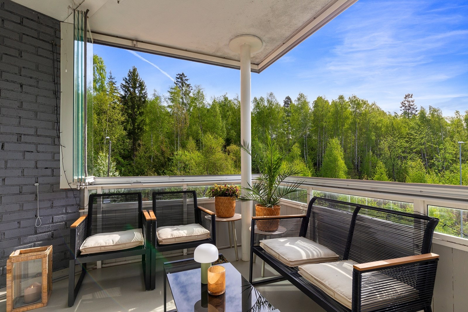 Balkongen fungerer som en forlengelse av rommet store deler av året - lunt med innglassing Galleribilde
