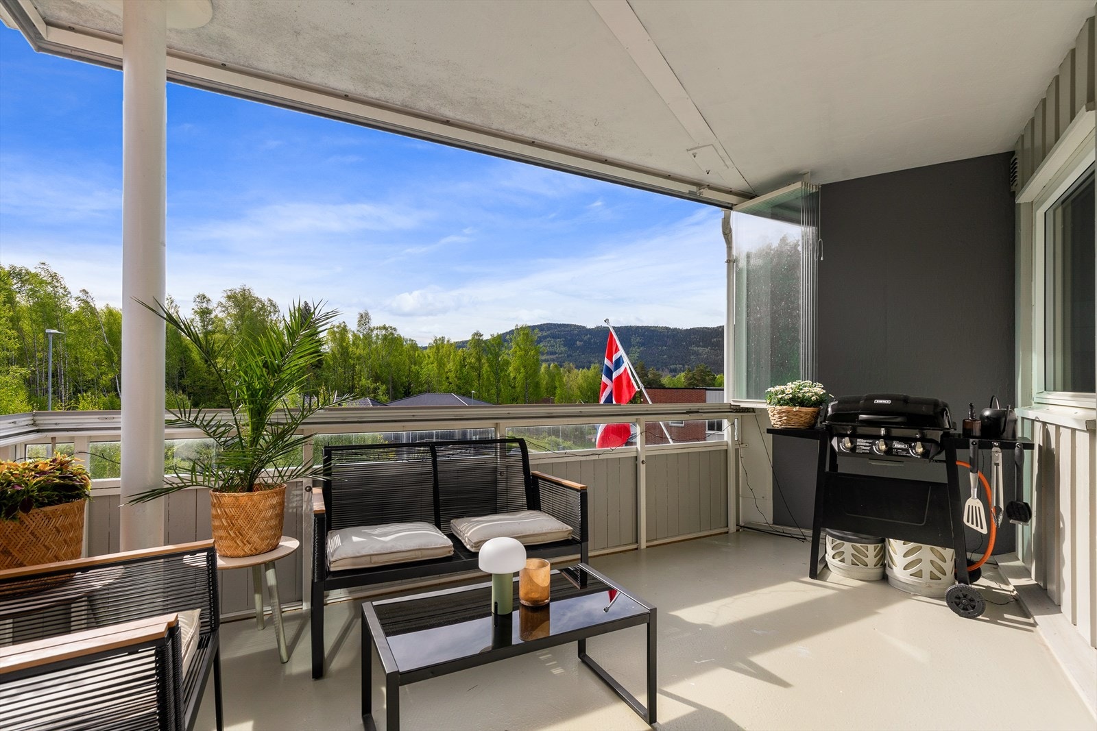 Verandaen har fine solforhold fra tidlig morgen til ca midt på dagen Galleribilde