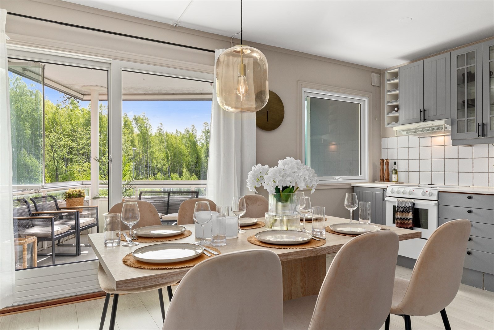 Fra kjøkken er det utgang til en flott uteplass Galleribilde