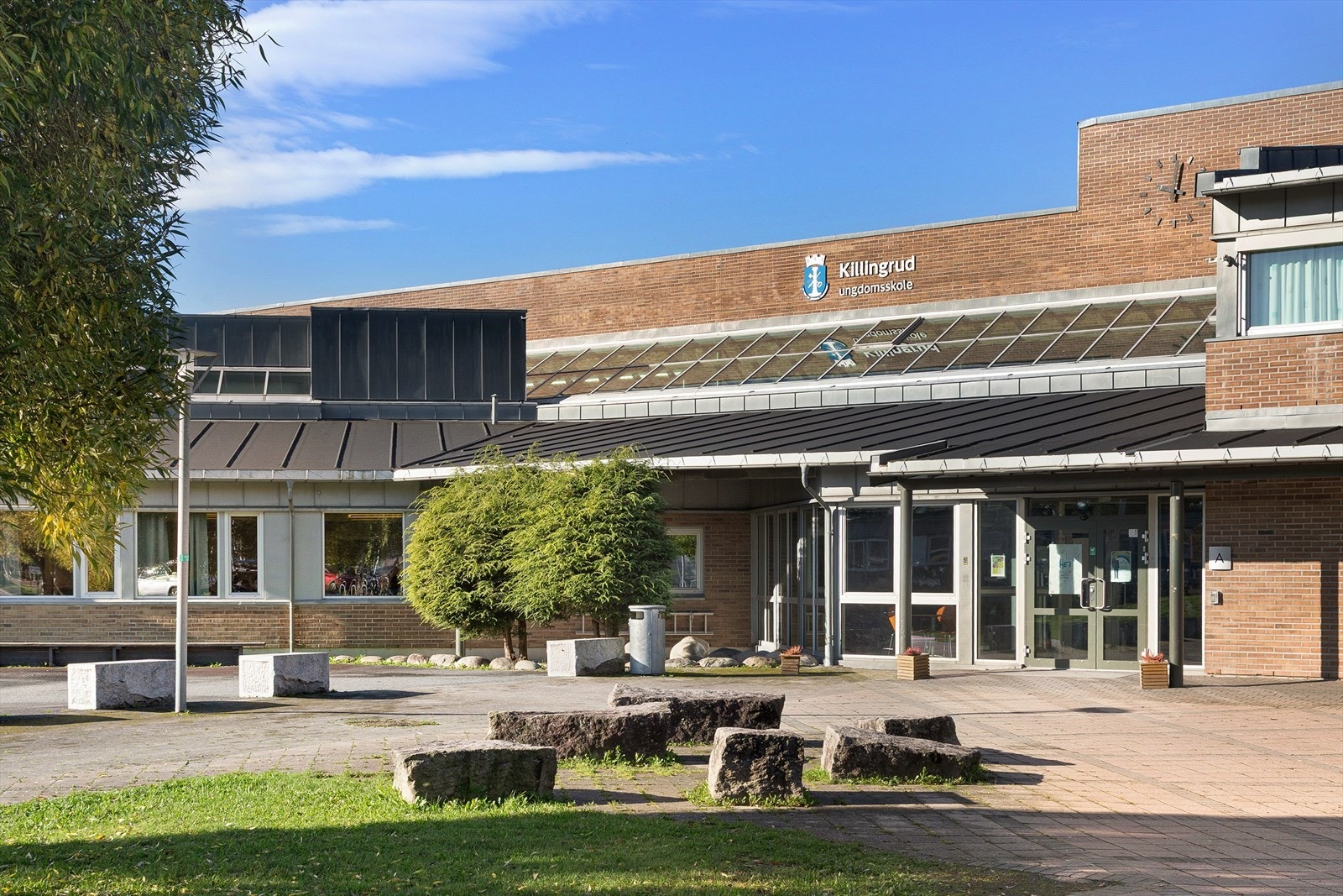 Eiendommen ligger i Solberg skolekrets med Killingrud ungdomsskole og Solberg barneskole som ligger sentralt i Solbergelva. Galleribilde