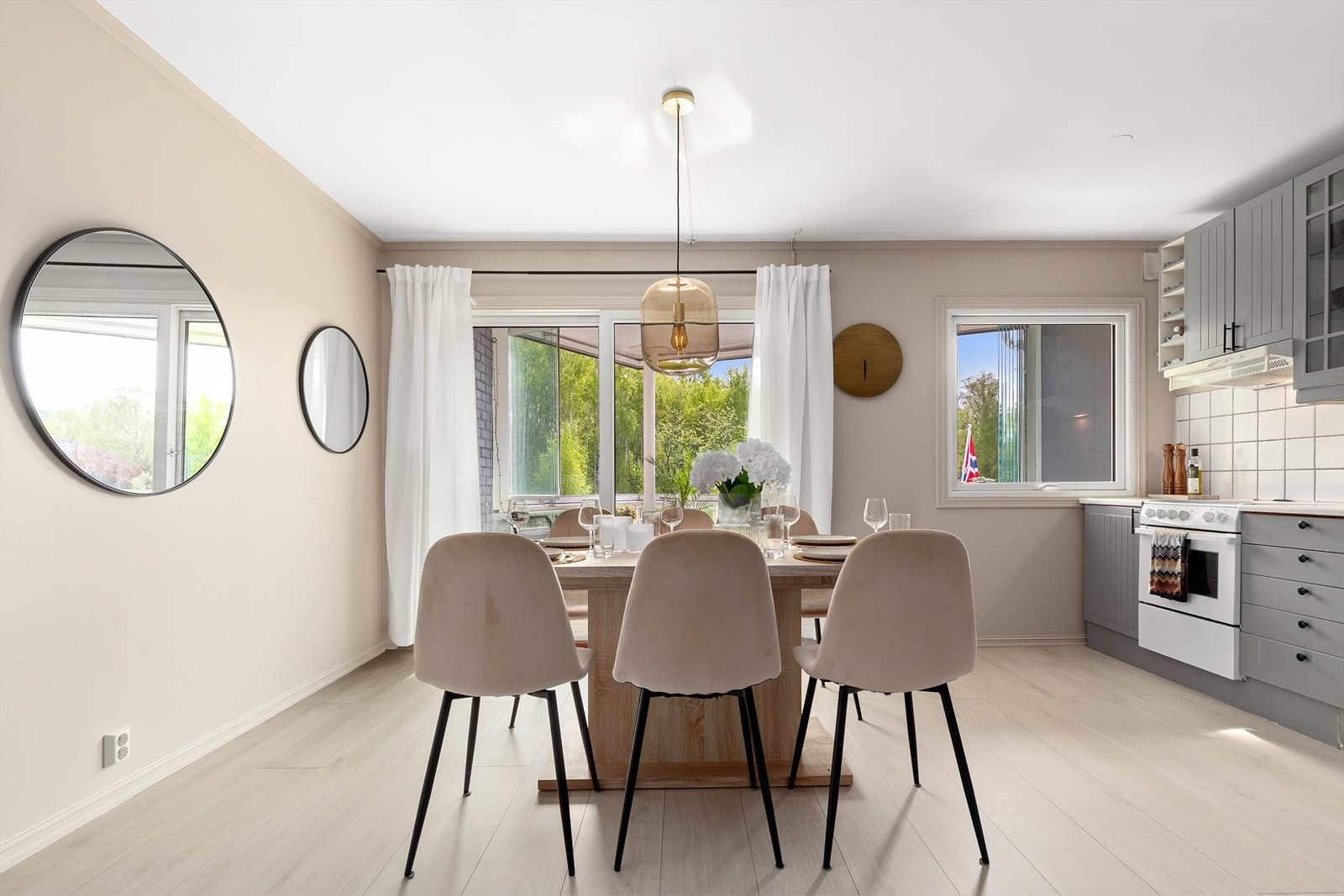 Kjøkkenet er romslig og med god plass for spisebord i tilknytning til innredning Galleribilde