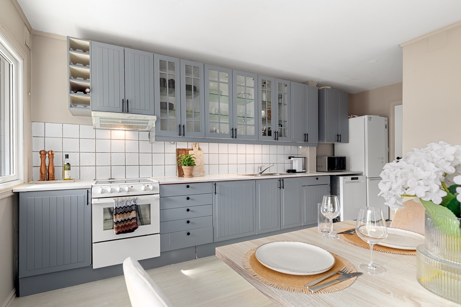 Innredning med profilerte fronter og godt med skap- og skuffeplass Galleribilde