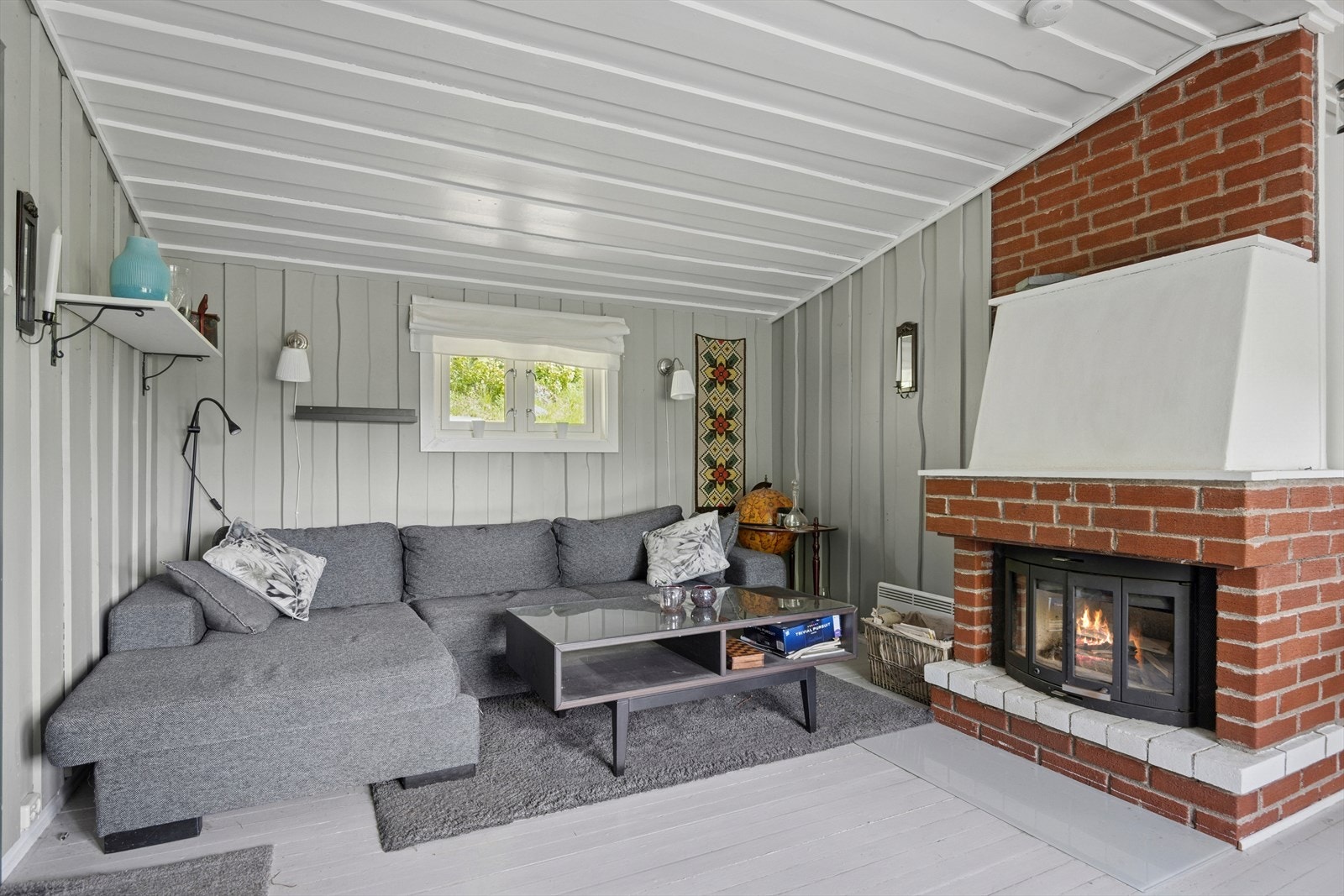 Fritidsboligen har en rentbrennende peis, som gir god varme. Galleribilde