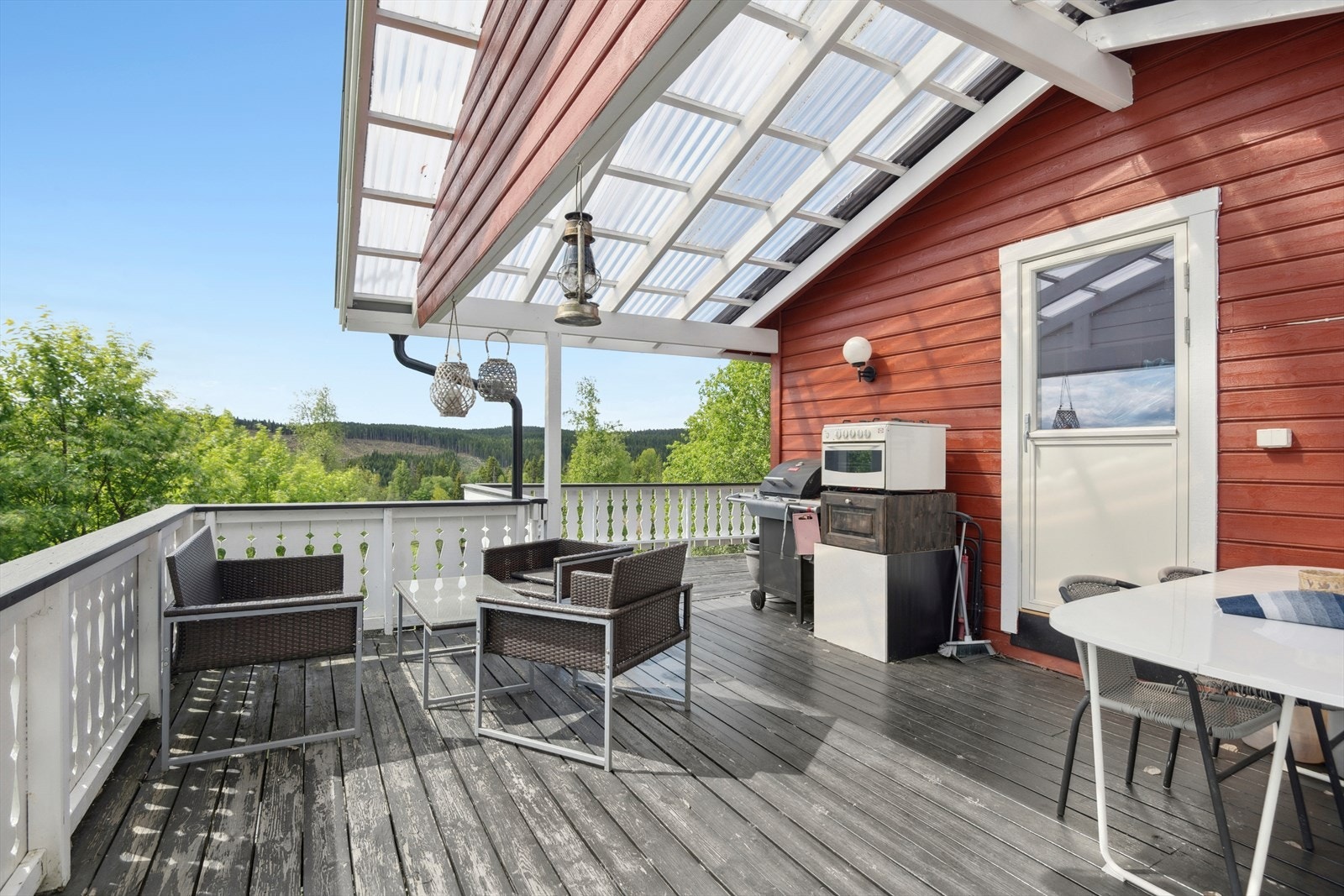 Terrassen strekker seg rundt store deler av fritidsboligen. Galleribilde